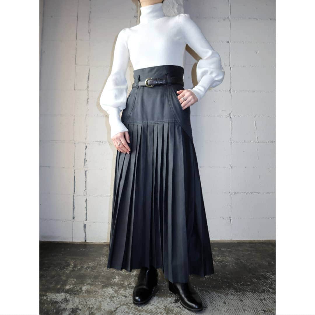 吉祥寺 古着屋 Orfeoのインスタグラム：「Puff Sleeve Knit × Pleated Skirt  #orfeo  #kichijoji #tokyo #vintage #used #fashion #coordinate #outfit  掲載商品のお問い合わせはメールにて承っております。コメント、DMでのお問い合わせは受け付けておりませんのでご了承ください。」
