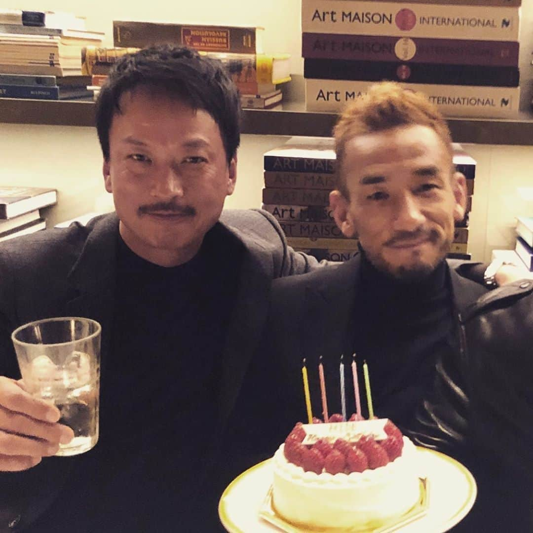 椎名桔平さんのインスタグラム写真 - (椎名桔平Instagram)「#中田英寿　 バースデーを祝って乾杯しました。もう20 年以上になる付き合いだけど、変わらず優しく逞しい。すごいやつだと思う^_^」1月24日 12時13分 - kippeishiina