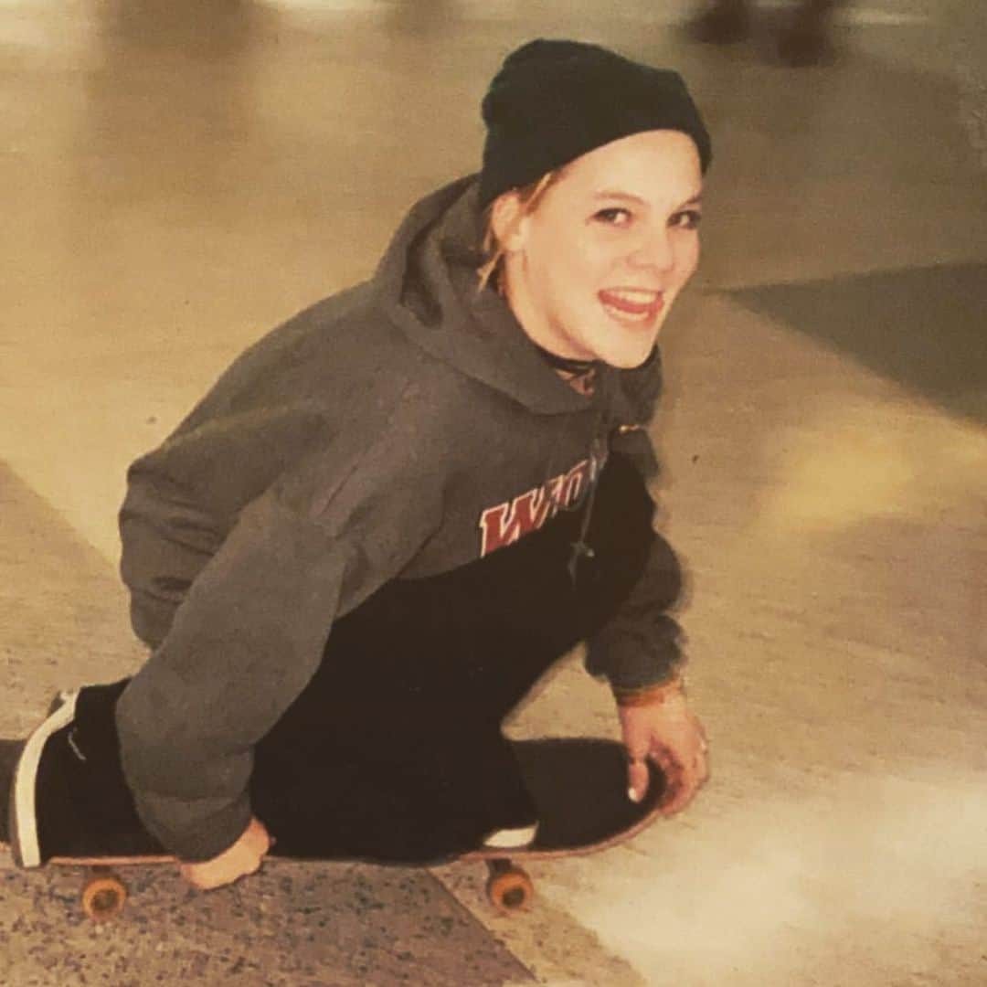 P!nk（ピンク）さんのインスタグラム写真 - (P!nk（ピンク）Instagram)「TBT skateboarding through the Atlanta airport back in the day」1月24日 3時26分 - pink