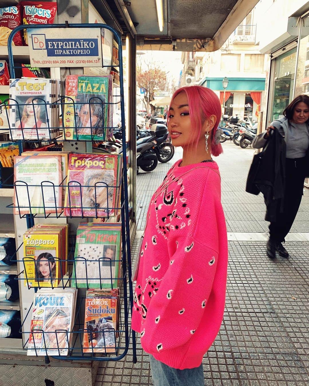 RIEHATAさんのインスタグラム写真 - (RIEHATAInstagram)「those who asking for my pink oversized sweater... it's from @atmos_pink_official 💖they have black as well! 男も全然着れそう🖤 and this unique designed denim is from @mukzin_official 👖‼︎ always lacing me up with dope stuff🐉⚡️」1月24日 3時41分 - riehata
