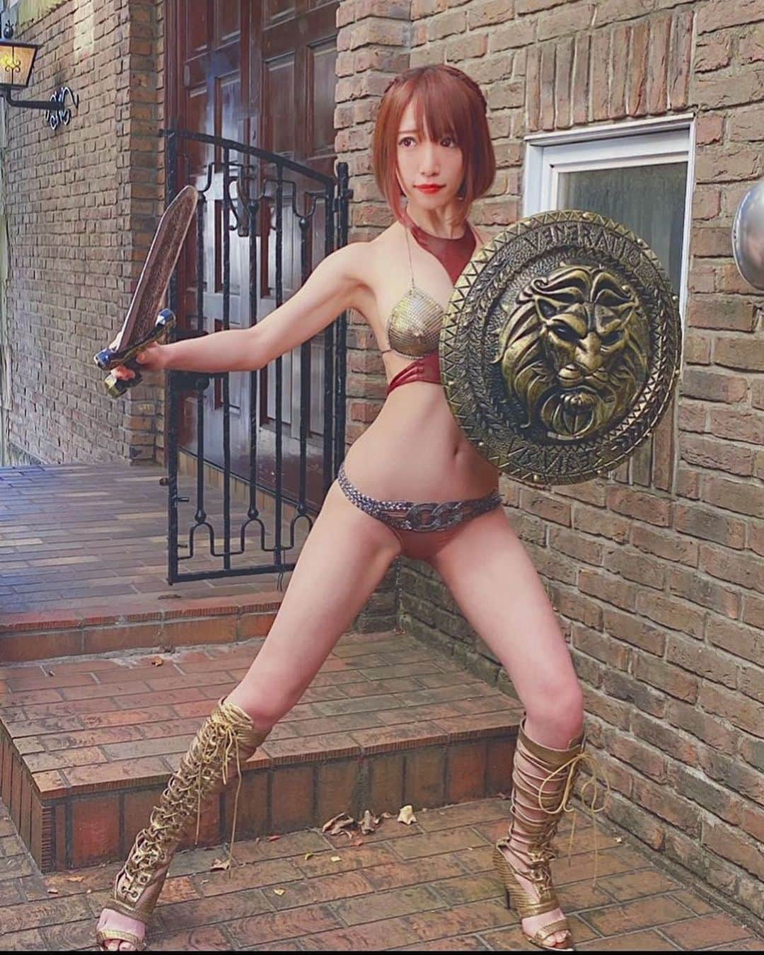 清水あいりさんのインスタグラム写真 - (清水あいりInstagram)「隙だらけの女戦士が現れた🎮💕 闘う…？⚔ #女戦士 #隙だらけ #見るからに弱そう #その武器はおもちゃかな #後ろから #膝カックンしたら倒れそうやし #この女戦士と闘って勝っても #達成感 #感じないかもしれないけど #1ミリでも闘いたいと思ったらいいね  #週刊spa 様 #オフショット」1月24日 3時34分 - shimizuairi