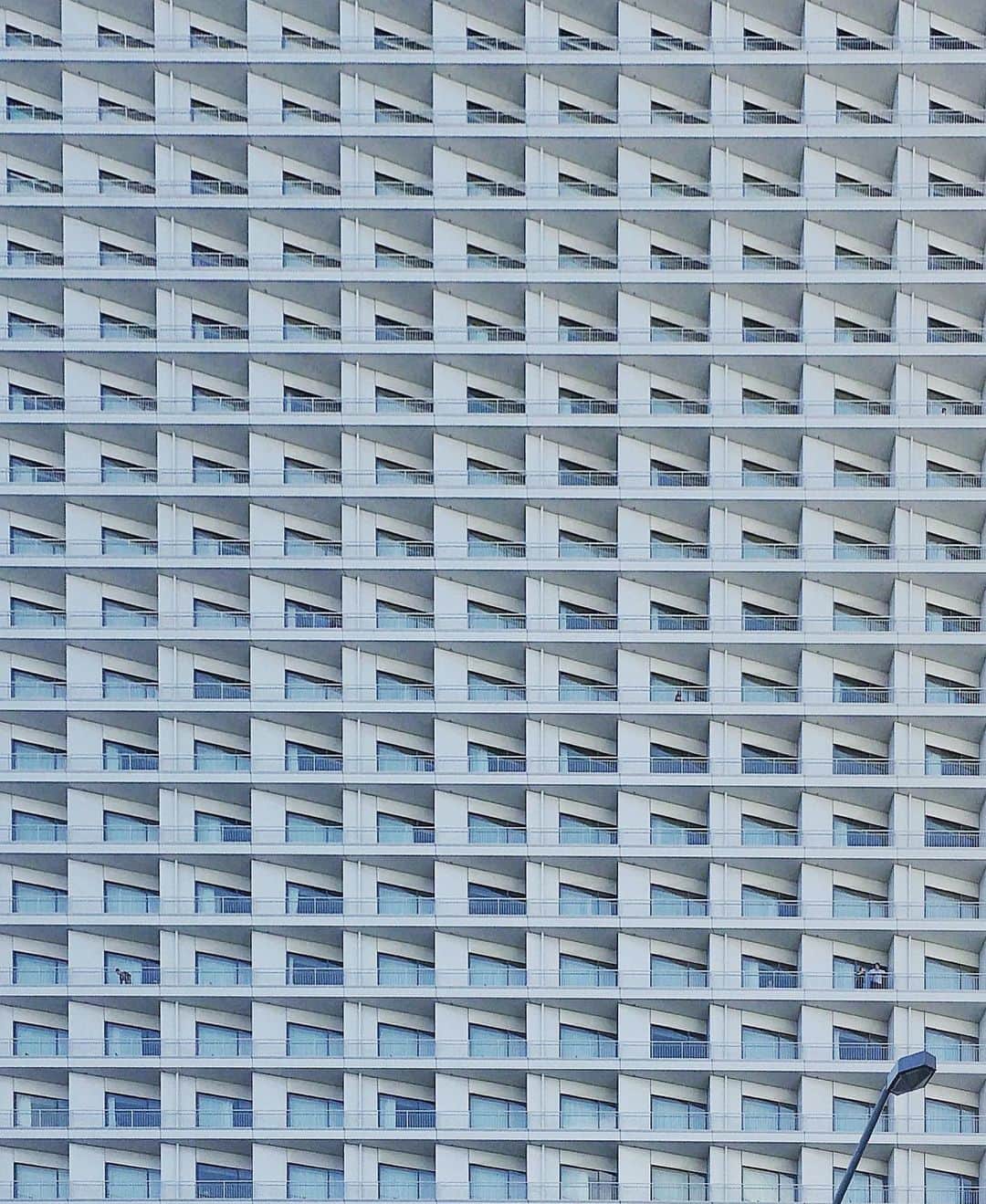 のインスタグラム：「#yokohama  #archilovers  #buildingstylesgf  #igersjp  #rsa_streetview  #infamous_family #royalsnappingartists #instagramjapan  #art_chitecture_  #rustlord_archdesign #icu_architecture  #excellent_structure  #indies_gram  #architecture  #diagonal_symmetry  #tv_buildings  #cool_pointy_things  #tv_leadinglines #ShotoniPhone  #STRUCTURE_BESTSHOTS #raw_architecture」
