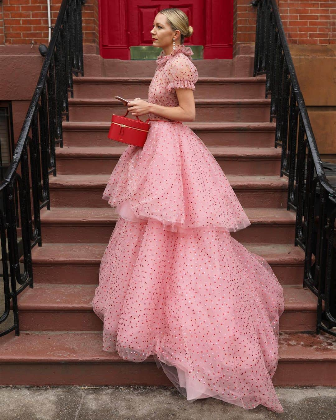 ブレア・イーディーさんのインスタグラム写真 - (ブレア・イーディーInstagram)「<💕❤️ Valentine’s Day...is really just an excuse to wear my favorite color combination - pink and red!> see all of my newest pink and red picks over on Atlantic-Pacific today」1月24日 3時48分 - blaireadiebee