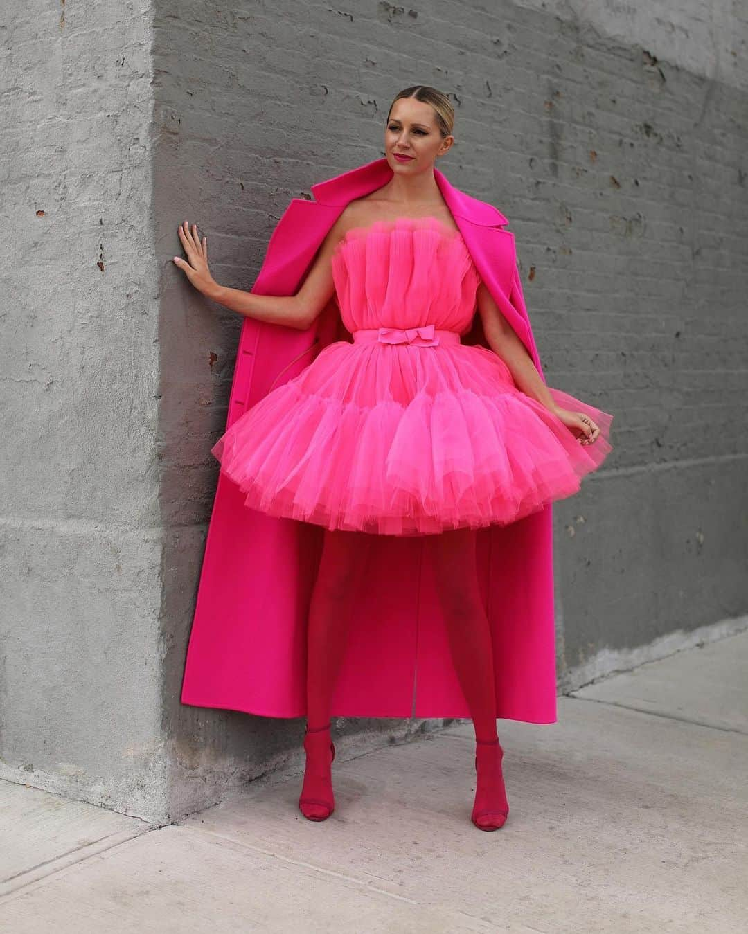 ブレア・イーディーさんのインスタグラム写真 - (ブレア・イーディーInstagram)「<💕❤️ Valentine’s Day...is really just an excuse to wear my favorite color combination - pink and red!> see all of my newest pink and red picks over on Atlantic-Pacific today」1月24日 3時48分 - blaireadiebee