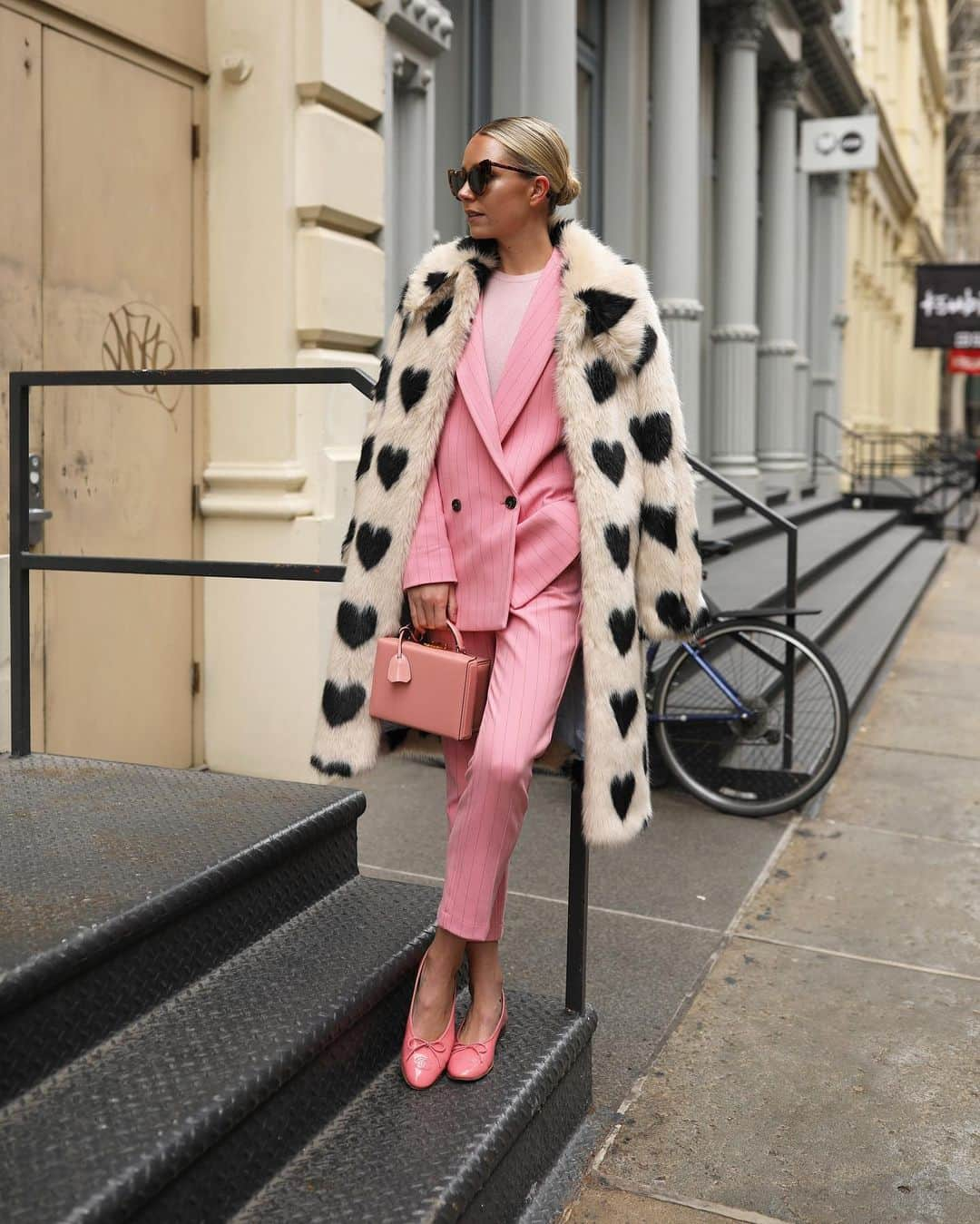 ブレア・イーディーさんのインスタグラム写真 - (ブレア・イーディーInstagram)「<💕❤️ Valentine’s Day...is really just an excuse to wear my favorite color combination - pink and red!> see all of my newest pink and red picks over on Atlantic-Pacific today」1月24日 3時48分 - blaireadiebee