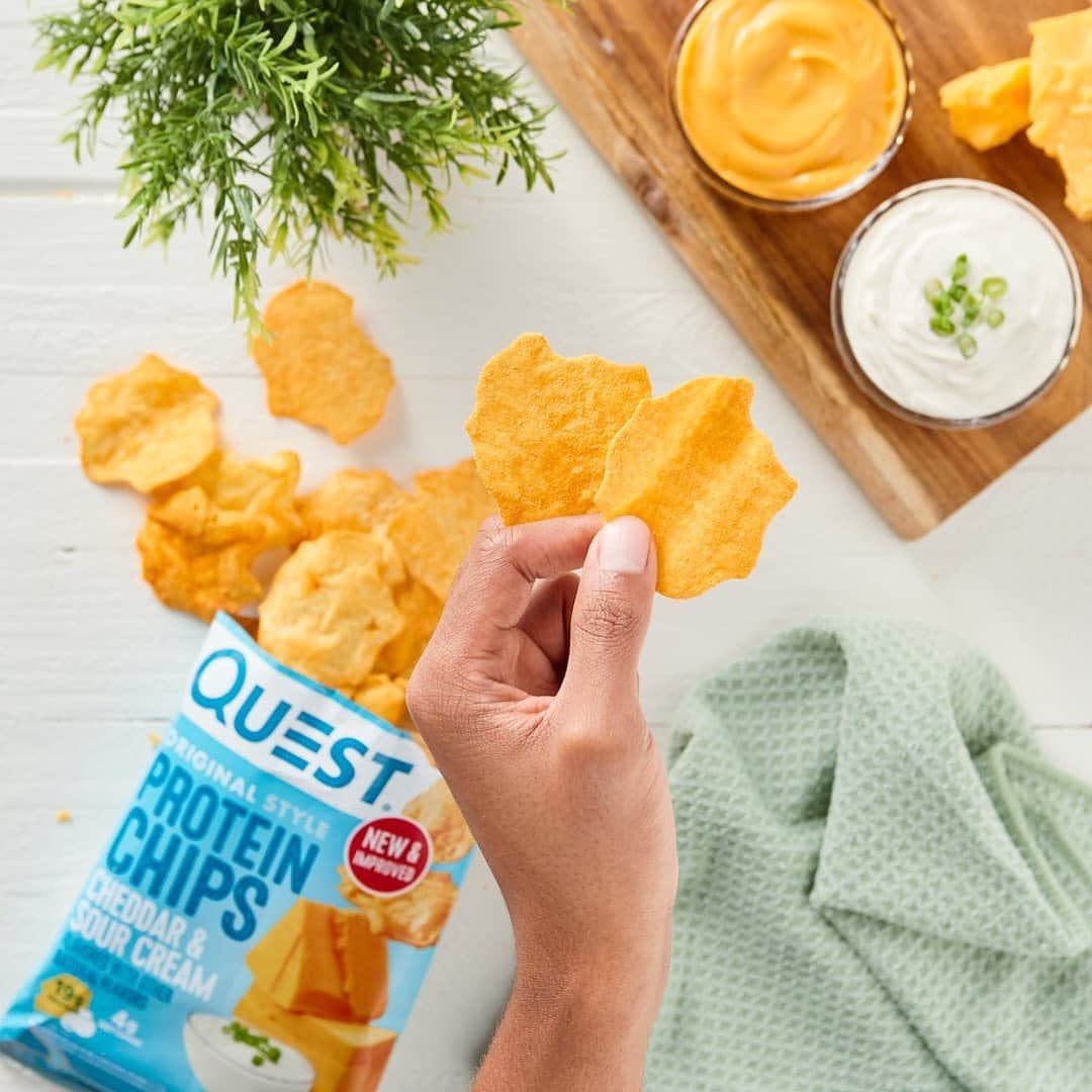 questnutritionさんのインスタグラム写真 - (questnutritionInstagram)「Want a NEW & IMPROVED reason to say cheese? 🧀 These Cheddar & Sour Cream captures all the cheesy zest with more crunch & flavor than ever with 19g protein & 4g net carbs per bag. #OnaQuest」1月24日 3時56分 - questnutrition