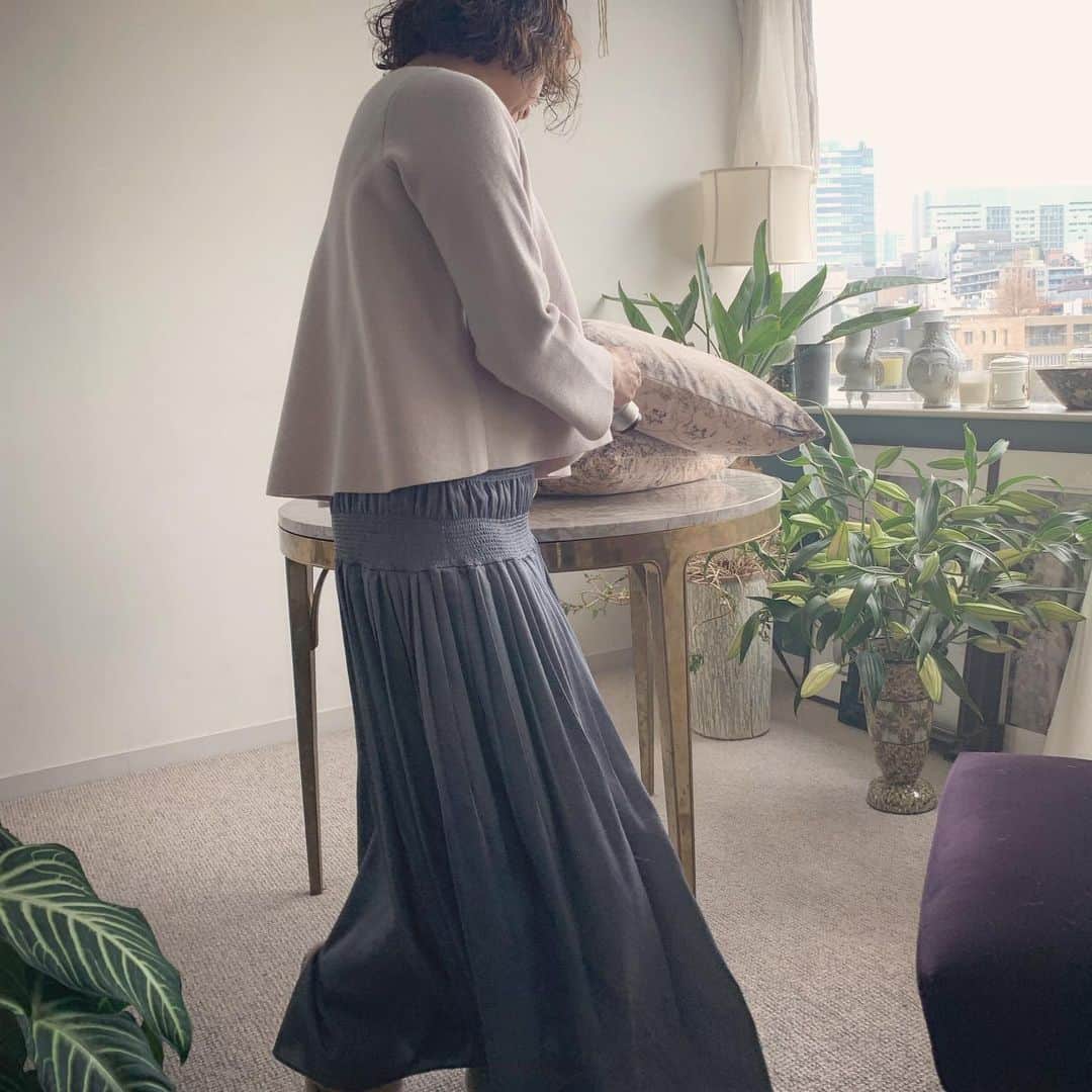 風間ゆみえのインスタグラム：「長い一日でした。笑  朝はオフィスに溢れてきたものをフリーマーケットやLITTLE SHOPへと、仕分けを終わらせて新たなプロジェクトの打ち合わせへ (写真の枕はかなり気に入っているけど色違いなど、似た柄も持っているので放出)」