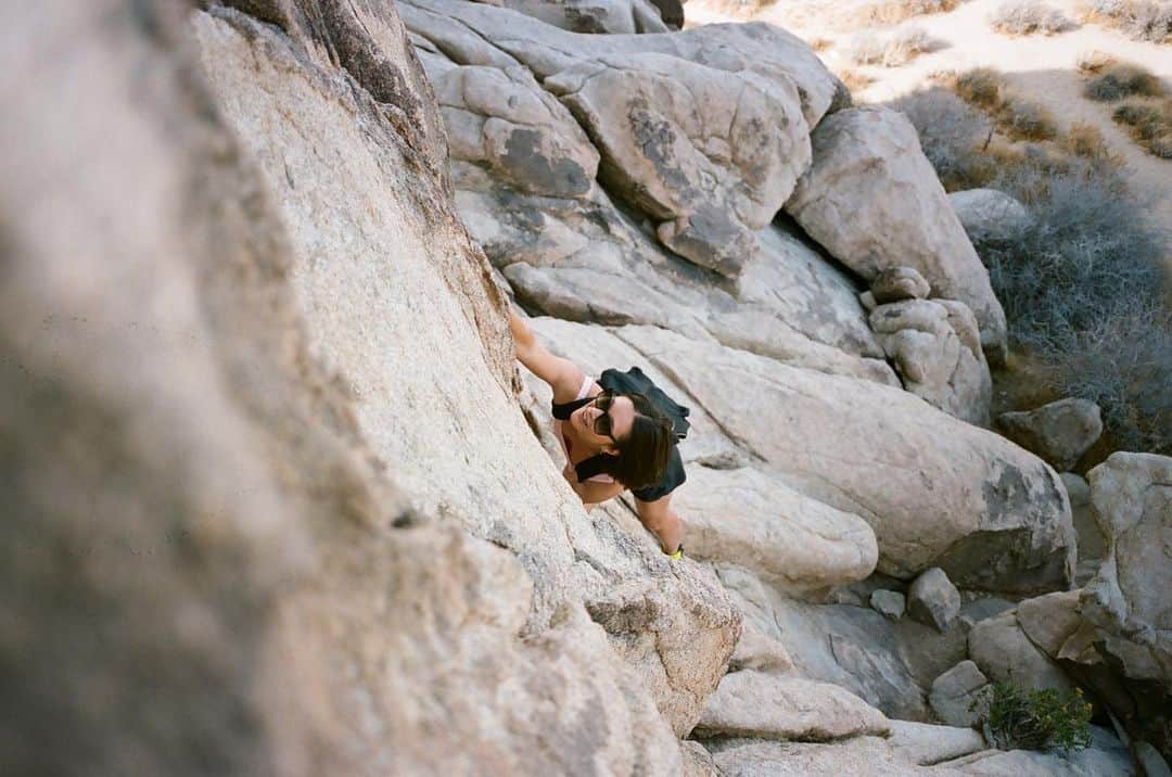 松島エミのインスタグラム：「✨ 📷 @00oocc  #joshuatree #film #rockclimbing」