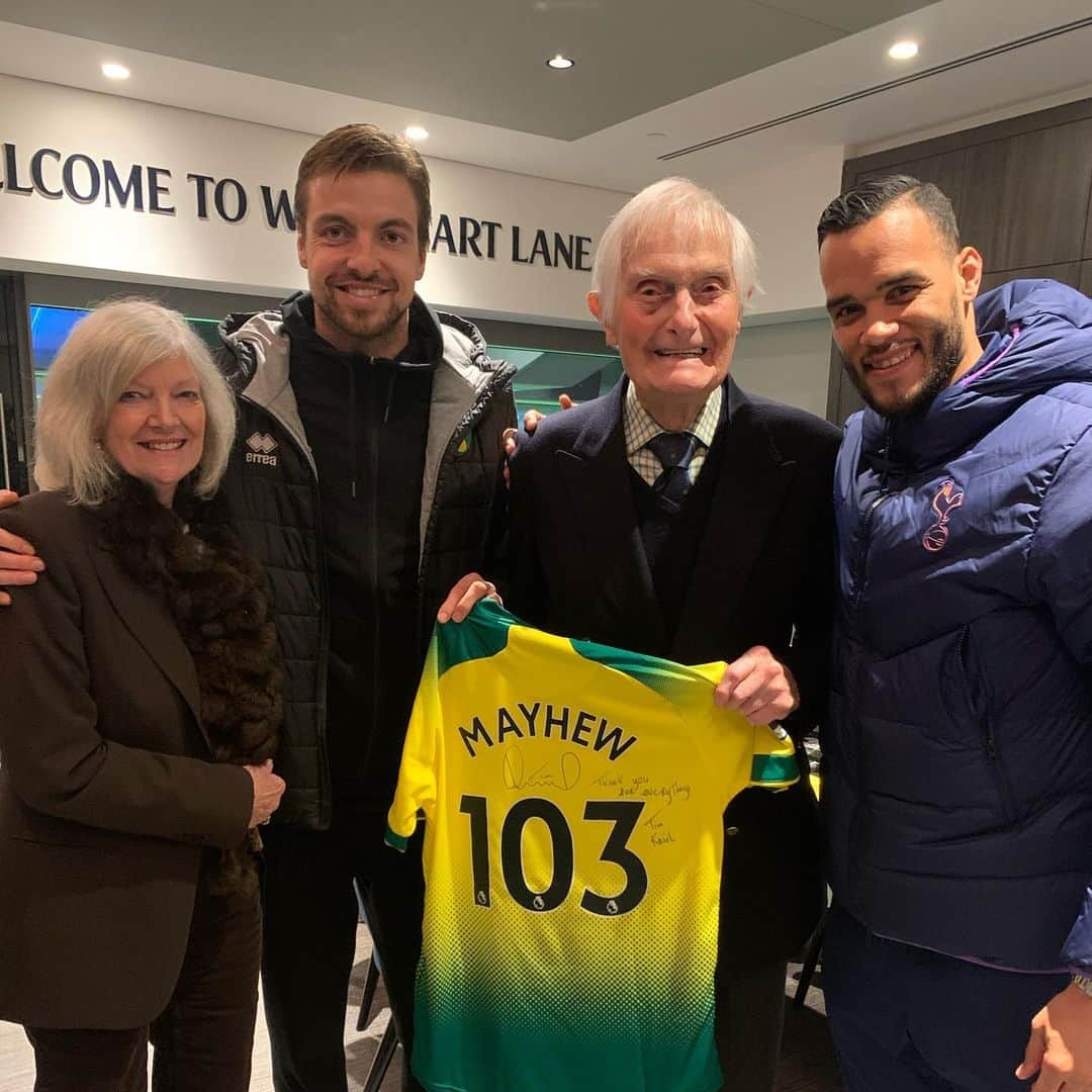ティム・クルルのインスタグラム：「‪Was an honour to meet @norwichcityfc fan Kenneth Mayhew, a British Army veteran and one of only four living knights of the Military William Order, the highest honour in the Netherlands.  Unfortunately we couldn’t give him the 3 points as a present.. aged 103 and counting such an inspiration 🔰💪🏻👏🏻..‬」