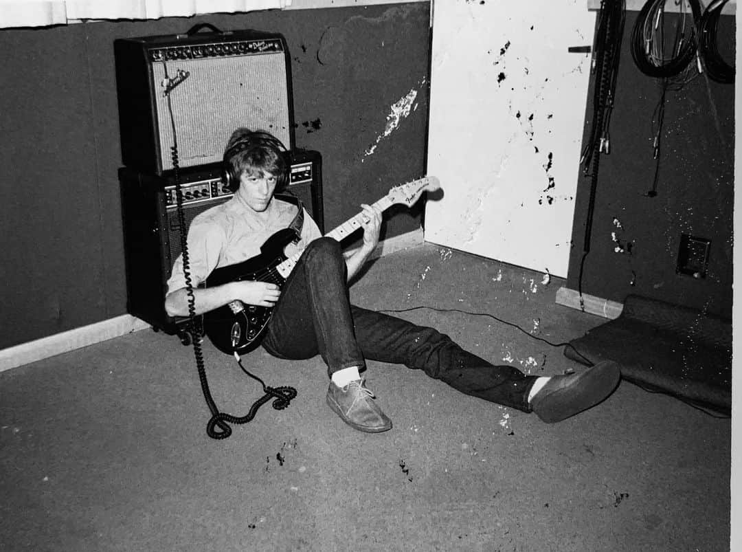 ブライアン・アダムスのインスタグラム：「A rare photo from the recording of the first album in 1980. This would have been in Toronto at the old Manta sound studio. #bryanadams #mantasound #debutalbum #1980 #fenderstratocaster #rolandamps #dodgyhaircut」