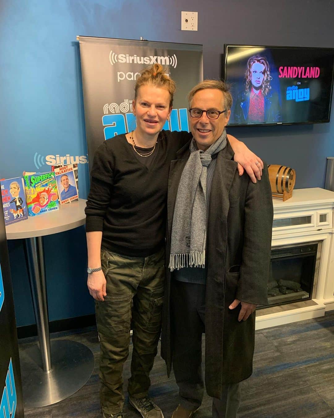 サンドラ・バーンハードさんのインスタグラム写真 - (サンドラ・バーンハードInstagram)「What a thrill reuniting with my old friend the brilliant #HarryLitman host of #talkingfeds  podcast he broke down the conversation of the day #impeachment we need all hands on deck before the ship goes down! #Sandyland kids @radioandysxm rock steady!」1月24日 5時02分 - sandragbernhard