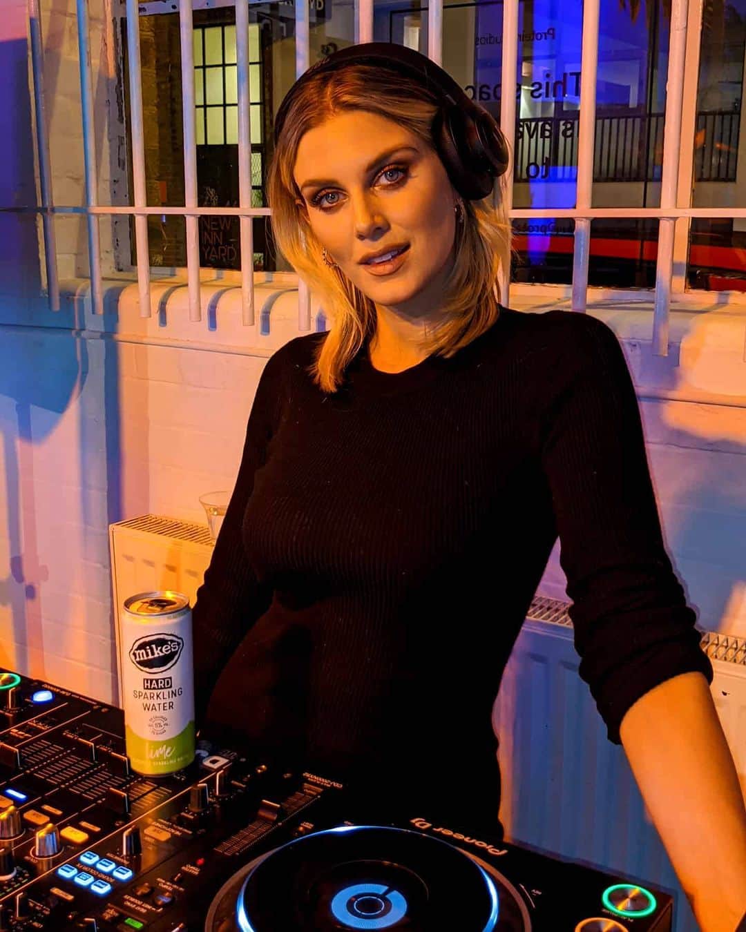 Ashley Jamesさんのインスタグラム写真 - (Ashley JamesInstagram)「Back on the decks for the launch of @Mikeshard_uk tonight. Don't worry, I don't normally put drinks on the decks, this is giving me anxiety just looking at it 💁🏼‍♀️ What's your favourite songs to hear out and about at the moment? I'm DJing all weekend and would love to know what's getting you moving right now. 🎶  #MikesRefreshingChange #DampJanuary #MikesPoolBar #AD」1月24日 5時12分 - ashleylouisejames