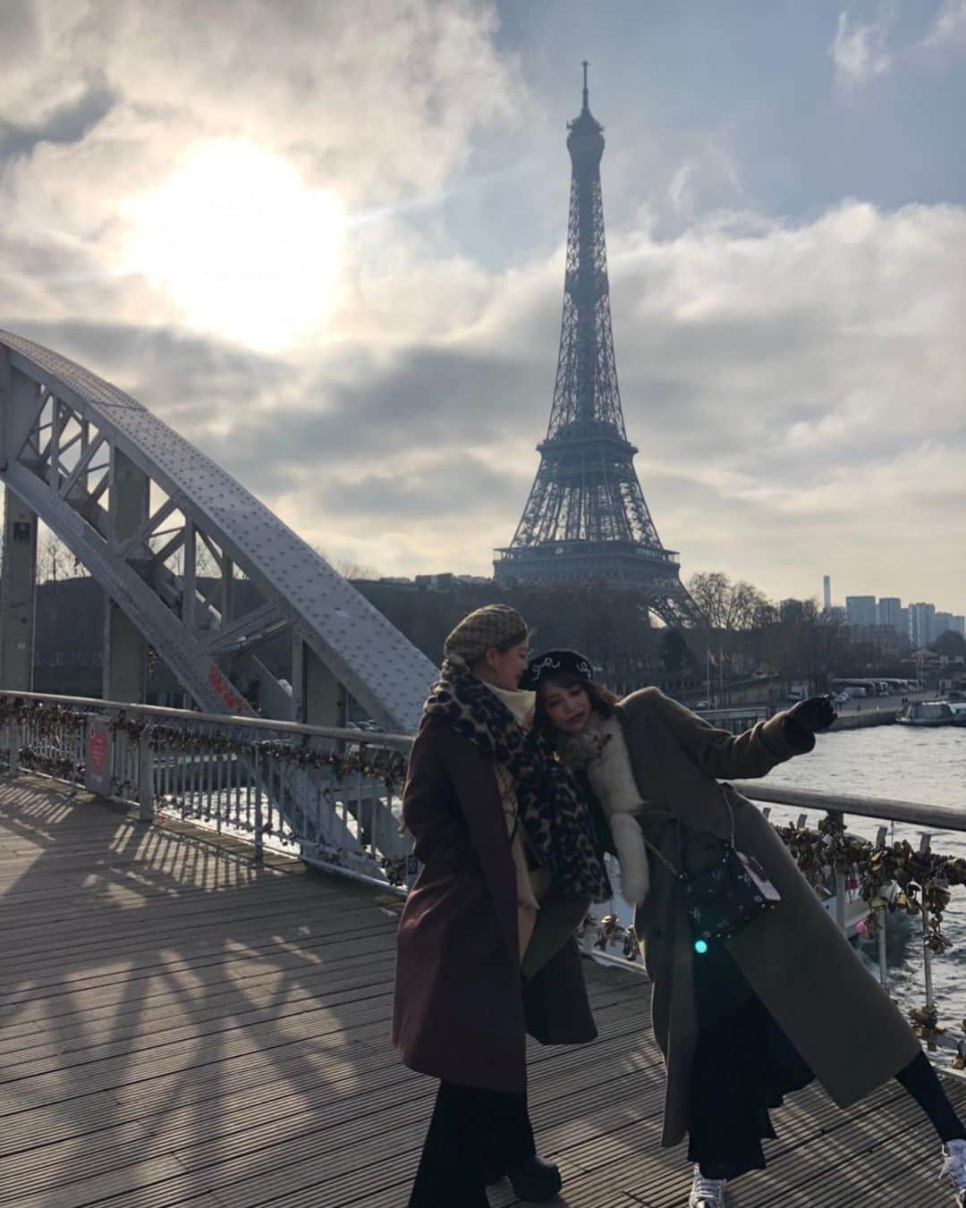 林田沙綾さんのインスタグラム写真 - (林田沙綾Instagram)「♡ 凱旋門の前でパリジェンヌごっこしている変な人🤭 8年間、一緒に働いてきて ずっとずっと念願だった3人の海外旅。 わたしの夢の一つ、パリに行きたいとゆう願いを叶えてくれた2人に感謝だよ☺️ 2人とこれて本当に幸せ　！ こんなに長くいても毎日新鮮でおもしろい2人♡あいしてるっ」1月24日 5時18分 - saaya.xoxo
