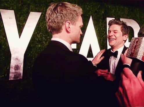 のインスタグラム：「In my opinion, the best gif of Neil & David to ever exist! 😂🥰 #TBT #neilpatrickharris #davidburtka #nph #db #tagsforlikes #actors #lovethem #handsome #chef #gif #throwback #throwbackthursday #tbt #funny #lol #couple #husbands @nph @dbelicious 🧡🧡」