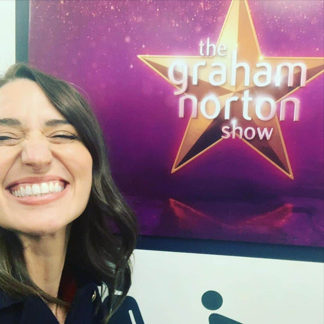 サラ・バレリスさんのインスタグラム写真 - (サラ・バレリスInstagram)「That was legitimately the most fun I have ever had on television...period. Thank you @thegrahamnortonshowofficial for an unforgettable night and letting me be that close to Dame Emma Thompson. And @robertdowneyjr, and Hugh Laurie, and @terryvgilliam. I feel VERY lucky and I think everyone should watch tomorrow because I LOL’d for realsies. ❤️❤️❤️❤️❤️❤️❤️❤️❤️❤️❤️」1月24日 6時02分 - sarabareilles