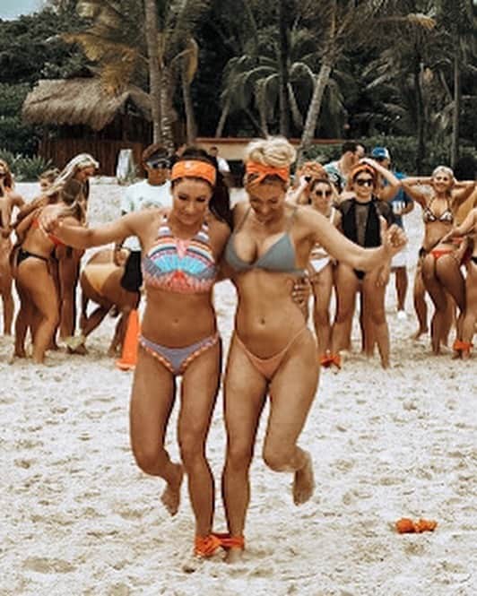 Kindly Myersさんのインスタグラム写真 - (Kindly MyersInstagram)「I’ll always choose @kelly_collins86 to be my partner in an obstacle course. We killed it this day @swimsuitusa」1月24日 6時27分 - kindlymyers