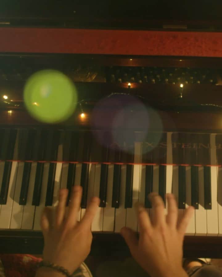 シェパードのインスタグラム：「“Phoenix” is out now! Check out the full music video on YouTube. All proceeds from this song will go directly to charity, so spread the word and together let's help Australia rise out of the ashes.」