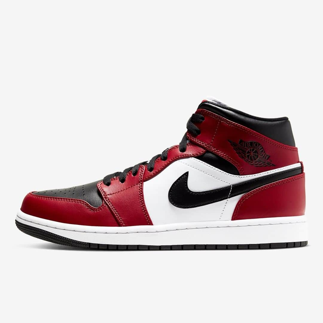 Sneaker Newsさんのインスタグラム写真 - (Sneaker NewsInstagram)「The Air Jordan 1 Mid arises in yet another striking colorway, blending the familiar elements of the OG "Chicago" with the flipped "Banned" in the upcoming Hi '85. For a closer look, tap the link in our bio.」1月24日 6時30分 - sneakernews