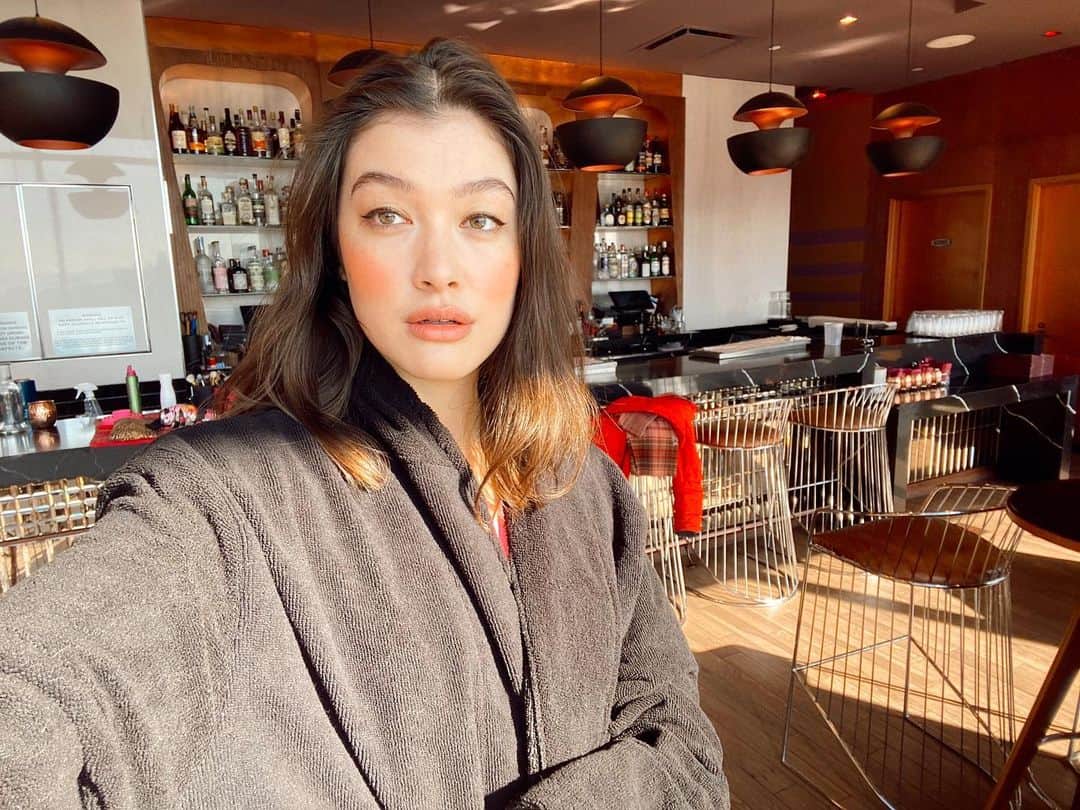 香華（KOuKA）のインスタグラム：「The incredible lightness of great lighting #nomakeup #justkidding 📸🤩」