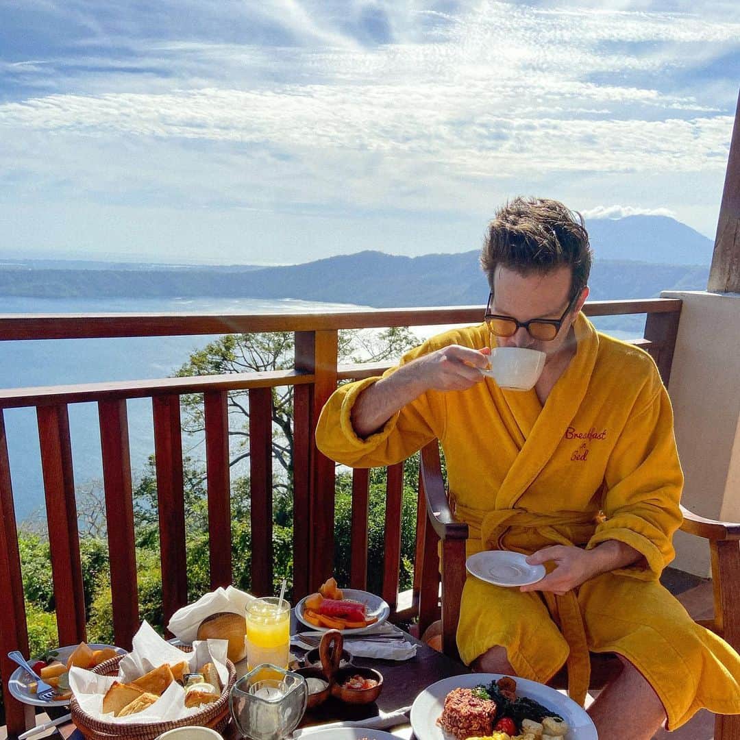 メイヤー・ホーソーンのインスタグラム：「Desayuno en la cama」