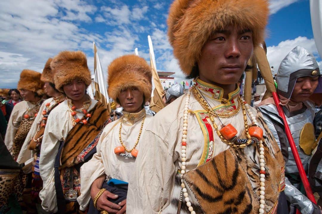 Michael Yamashitaさんのインスタグラム写真 - (Michael YamashitaInstagram)「1) Every part of a Tibetan’s traditional costume, from colorful robes to fur hats to necklaces and earrings, carry centuries of meaning and symbolism. Turquoise, coral and amber are believed to have healing and protective powers. 2) Not to be outdone by the ladies, these men wear heirloom costumes made with leopard and tiger skins and red fox fur hats. To see more on Tibetan culture, follow the journey along the ancient Tea Horse Road >> @shangrila_teahorseroad #traditionalclothes #tibetan #festival #tibet」1月24日 6時49分 - yamashitaphoto