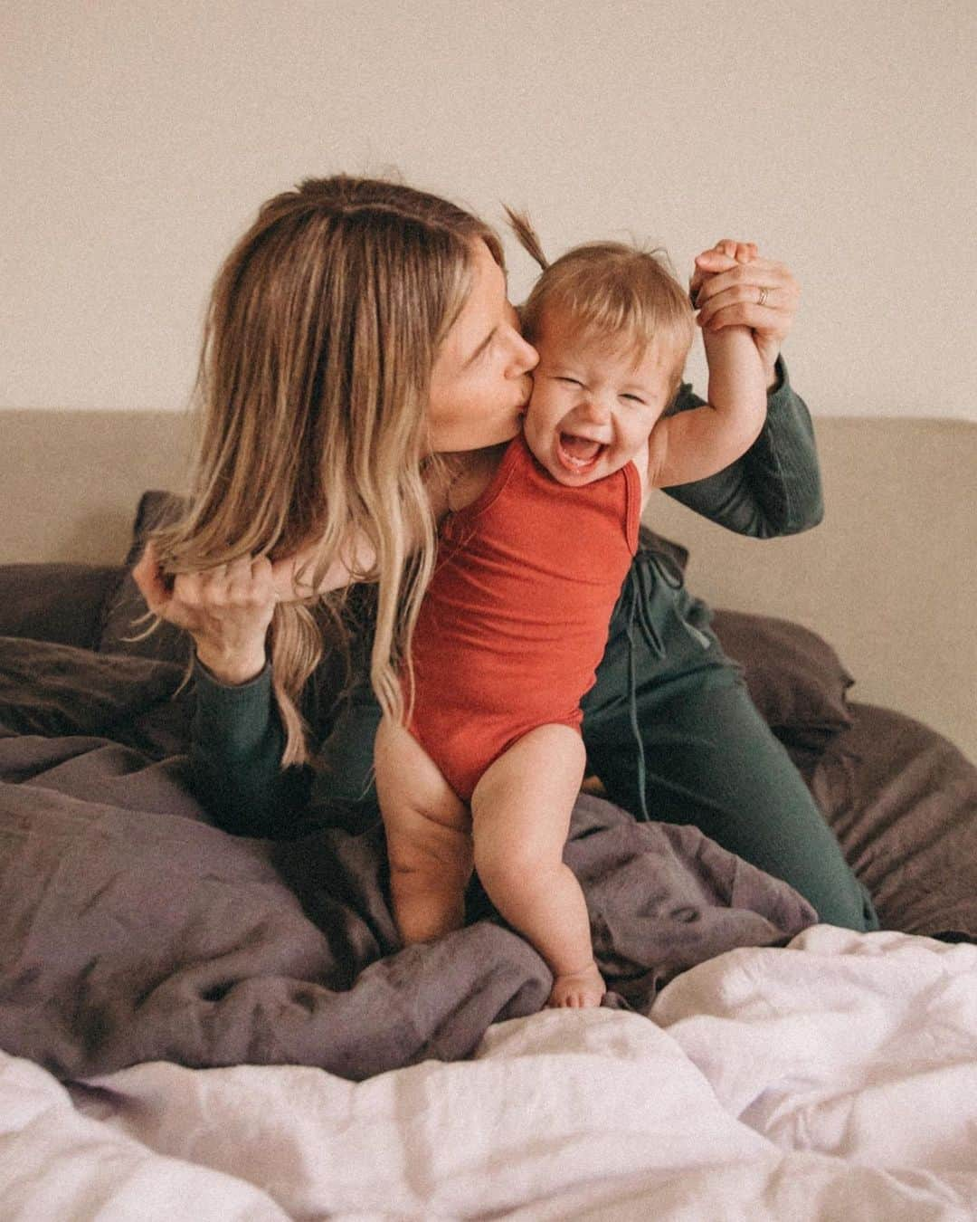 Amber Fillerup Clarkさんのインスタグラム写真 - (Amber Fillerup ClarkInstagram)「Just a little Frankie for your feed 😊 This is the bed we had in New York and it is in our guest house now! We got this @brooklinen bed set for this room and the linen is soooo incredibly soft and you can mix and match the colors - we have charcoal and steel! #ad #brooklinen #mybrooklinenstyle」1月24日 6時49分 - amberfillerup