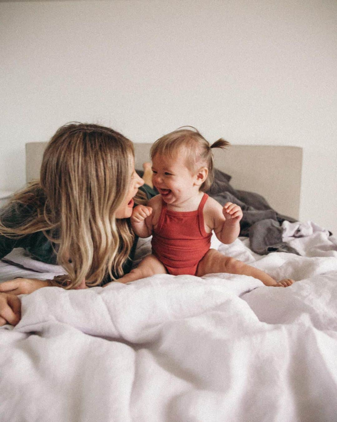 Amber Fillerup Clarkさんのインスタグラム写真 - (Amber Fillerup ClarkInstagram)「Just a little Frankie for your feed 😊 This is the bed we had in New York and it is in our guest house now! We got this @brooklinen bed set for this room and the linen is soooo incredibly soft and you can mix and match the colors - we have charcoal and steel! #ad #brooklinen #mybrooklinenstyle」1月24日 6時49分 - amberfillerup