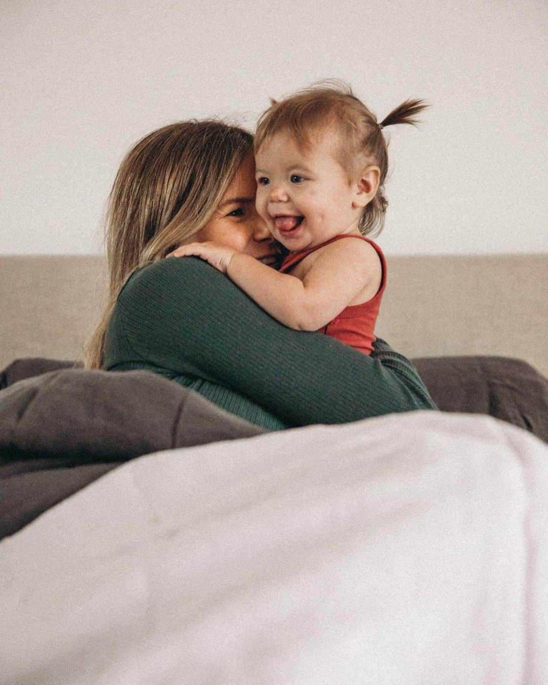 Amber Fillerup Clarkさんのインスタグラム写真 - (Amber Fillerup ClarkInstagram)「Just a little Frankie for your feed 😊 This is the bed we had in New York and it is in our guest house now! We got this @brooklinen bed set for this room and the linen is soooo incredibly soft and you can mix and match the colors - we have charcoal and steel! #ad #brooklinen #mybrooklinenstyle」1月24日 6時49分 - amberfillerup