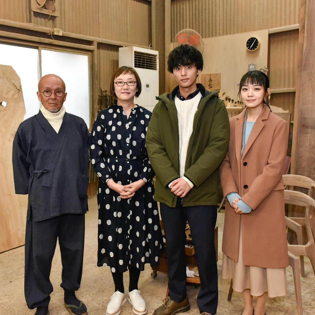 【公式】やめるときも、すこやかなるときものインスタグラム：「‪原作者 #窪美澄 先生が撮影現場にお越しくださいました🙌‬﻿ ﻿ ‪窪先生からのコメントと一足先に1.2話をご覧いただいた書店スタッフの皆様からの感想も到着‼️詳しくは番組HPトピックスに掲載中✨‬﻿ ‪https://www.ntv.co.jp/tomoniikiru/index.html#topics_link‬﻿ ﻿ ‪#やめるときもすこやかなるときも ‬﻿ ‪#シンドラ‬﻿ ‪#藤ヶ谷太輔‬﻿ ‪#奈緒‬﻿ ‪#第2話は‬﻿ ‪#1月27日放送‬」