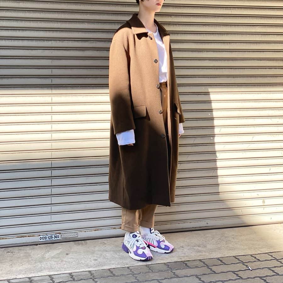のインスタグラム：「いつくし行った日、 ベージュのレザーパンツにフリーザスニーカーを履きたかった👾 . . . . #atontokyo  #aton #adidas」