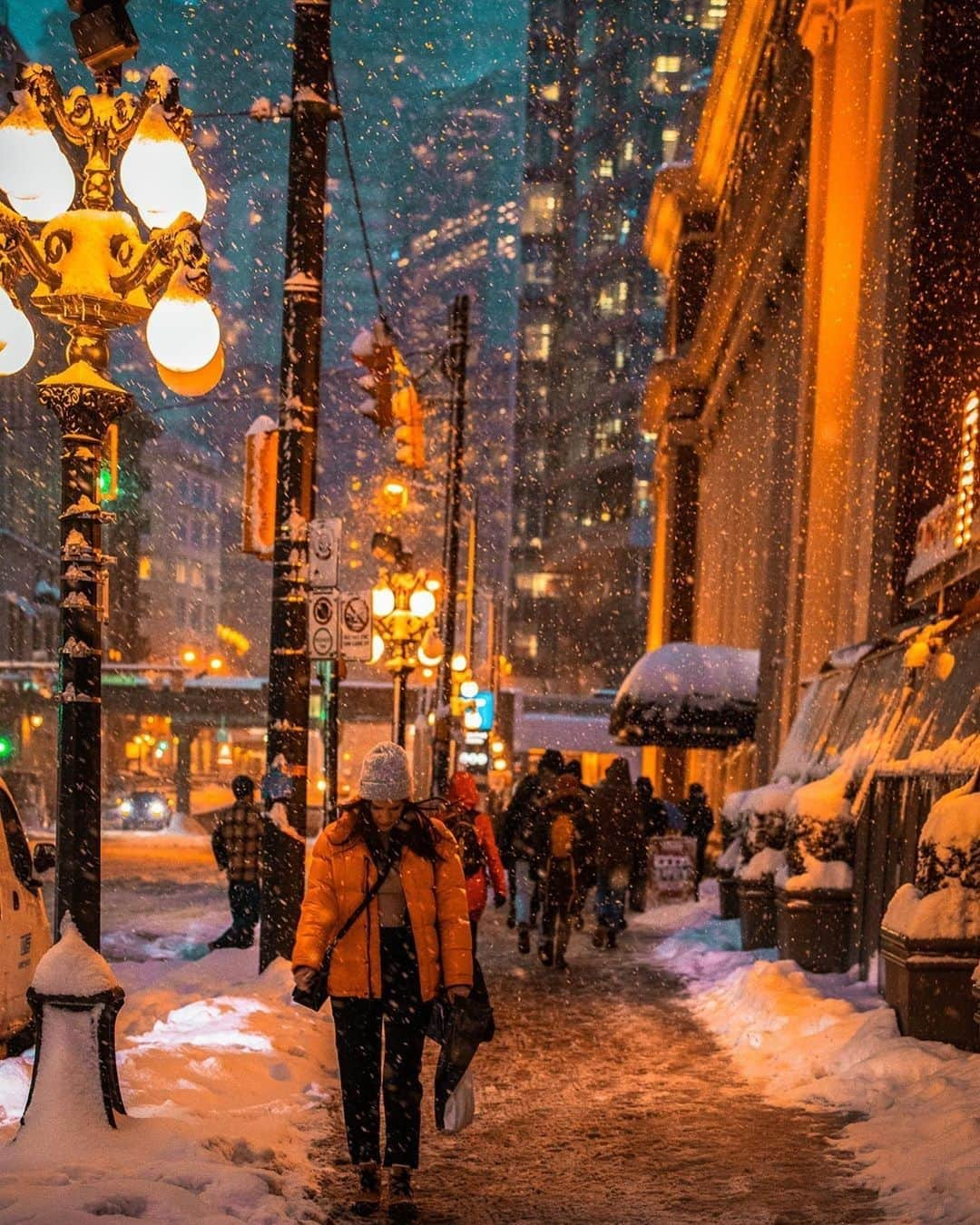 バンクーバー観光局- Tourism Vancouverのインスタグラム：「先週は雪の日が続いたバンクーバー。バンクーバーで雪が積もるのは珍しいので、普段通る何気ない道も雪で印象が全く変わっていましたよ。⁠ 📷 : @staysinspired(Instagram)⁠ .⁠ .⁠ .⁠ #カナダ #バンクーバー #Vancouver #旅 #旅行 #女子旅 #旅好き #一人旅 #海外旅行 #トラベル #旅女子 #旅行好きな人と繋がりたい #旅好きな人と繋がりたい #旅行好き #旅行大好き #旅行行きたい #旅に出たい #海外 #旅の記録 #旅の思い出 #旅行記 #旅したくなるフォト #マイトリップ #マイトリ #retrip_global #風景 #世界一周 #ダレカニミセタイケシキ #雪景色 #雪の街」