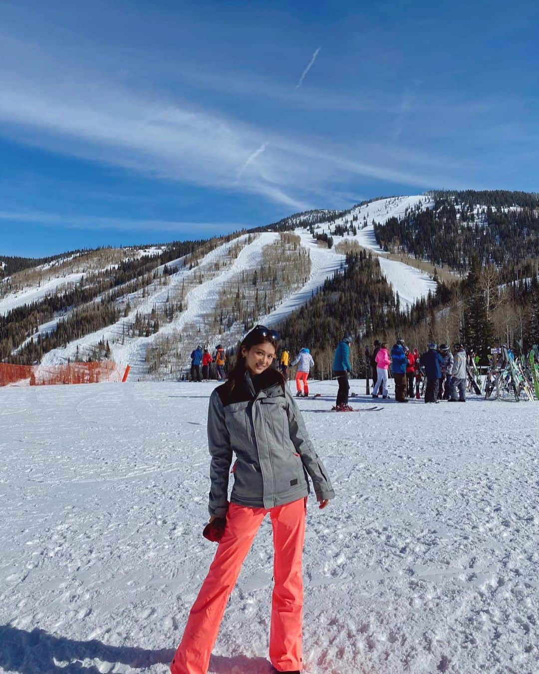 東野佑美さんのインスタグラム写真 - (東野佑美Instagram)「🏂🏂🏂… . . 寒すぎて8枚着てる🥶 . . #snowboarding #snowmountain」1月24日 12時27分 - yumi.higashino