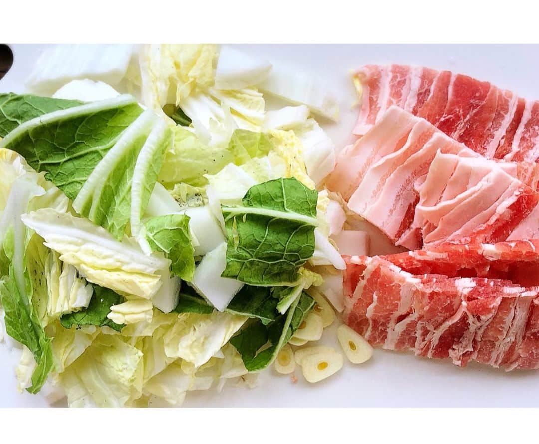 Mizuki【料理ブロガー・簡単レシピ】さんのインスタグラム写真 - (Mizuki【料理ブロガー・簡単レシピ】Instagram)「・﻿ 【レシピ】ーーーーーーー﻿ ♡超簡単失敗なし♡﻿ 豚肉と白菜のあんかけ風﻿ ーーーーーーーーーーーー﻿ ﻿ おはようございます(*^^*)﻿ 今日ご紹介させていただくのは﻿ 豚肉と白菜のあんかけ風♡﻿ これ、おかずとしてはもちろん﻿ 丼にするのもおすすめですよ♩﻿ ﻿ 作り方は超簡単(*´艸`)﻿ 味付けも、とろみ付けも﻿ 合わせ調味料で失敗なし！！﻿ 水溶き片栗粉も不要です♡﻿ ﻿ フライパンひとつでできるので﻿ よかったらお試し下さいね(*^^*)﻿ ﻿ ﻿ ーーーーーーーーーーーーーーーーーー﻿ 【2人分】﻿ 豚ばら薄切り肉...150g﻿ 白菜...1/6個(250g)﻿ にんにく...1かけ﻿ ごま油...小2﻿ ●水...200ml﻿ ●酒・オイスターソース・片栗粉...各大1﻿ ●醤油・みりん...各小2﻿ ●塩こしょう...少々﻿ ﻿ 1.豚肉は5cm長さに切る。白菜の芯は1cm幅に切り、菜は5cm大に切る。にんにくは薄切りにする。●は合わせておく。﻿ 2.フライパンにごま油を入れて中火で熱し、豚肉とにんにくを炒める。豚肉の色が変わったら白菜を加えてフタをし、弱めの中火で4分蒸し焼きにする。﻿ 3.フタを外して炒め合わせ、白菜がしんなりしたら、●をもう一度混ぜてから加え、混ぜながらとろみがつくまで加熱する。﻿ ーーーーーーーーーーーーーーーーーー﻿ ﻿ ﻿ 《ポイント》﻿ ♦︎豚こまで作ってもOK♩﻿ ♦︎合わせ調味料に片栗粉が入っているので、よく混ぜてから加えて下さい♩加えてからは手早く混ぜ、しっかりとろみがつくまで加熱して下さい♩﻿ ♦︎ごはんにのせて丼にしても美味しいです♩﻿ ﻿ ﻿ ﻿ ＿＿＿＿＿＿＿＿＿＿＿＿＿＿＿＿＿﻿ ＿＿＿＿＿＿＿＿＿＿＿＿＿＿＿＿＿﻿ 🎀新刊発売中🎀﻿ 【#ホットケーキミックスのお菓子 】﻿ ﻿ 今回は一冊まるっとホケミスイーツ♩﻿ 普段のおやつから﻿ 特別な日にも使えるレシピを﻿ この一冊に詰め込みました(*^^*)﻿ ホットケーキミックスを使えば﻿ 簡単に本格的なお菓子が作れますよ♡﻿ バレンタインにもご活用下さいませ♩﻿ ﻿ 🔹ハイライトにリンクあります♩🔹﻿ ＿＿＿＿＿＿＿＿＿＿＿＿＿＿＿＿＿﻿ ＿＿＿＿＿＿＿＿＿＿＿＿＿＿＿＿＿﻿ ﻿ ﻿ ﻿ 【お知らせ】﻿ ストーリーズでは一日数回﻿ 別レシピをご紹介しております(*^^*)﻿ ＊コメントは最新の投稿に下さいますよう﻿ お願い致しますm(_ _)m﻿ ﻿ ﻿ ﻿ #ブログ更新しました﻿ ブログはプロフ画面のリンクよりご覧下さい↓﻿ @mizuki_31cafe﻿ 【Mizuki公式ラインブログ】﻿ https://lineblog.me/mizuki_official/﻿ ﻿ ﻿ ﻿ ﻿ #白菜#あんかけ#豚肉#フライパン#おかず#丼﻿ #Mizuki#簡単レシピ#時短レシピ#節約レシピ#料理#レシピ#フーディーテーブル#おうちごはん#おうちカフェ#デリスタグラマー#料理好きな人と繋がりたい#料理ブロガー#おうちごはんlover#器#マカロニメイト#ブログ﻿ #foodpic#follow#cooking#recipe#lin_stagrammer#豚肉と白菜のあんかけ風m」1月24日 7時10分 - mizuki_31cafe