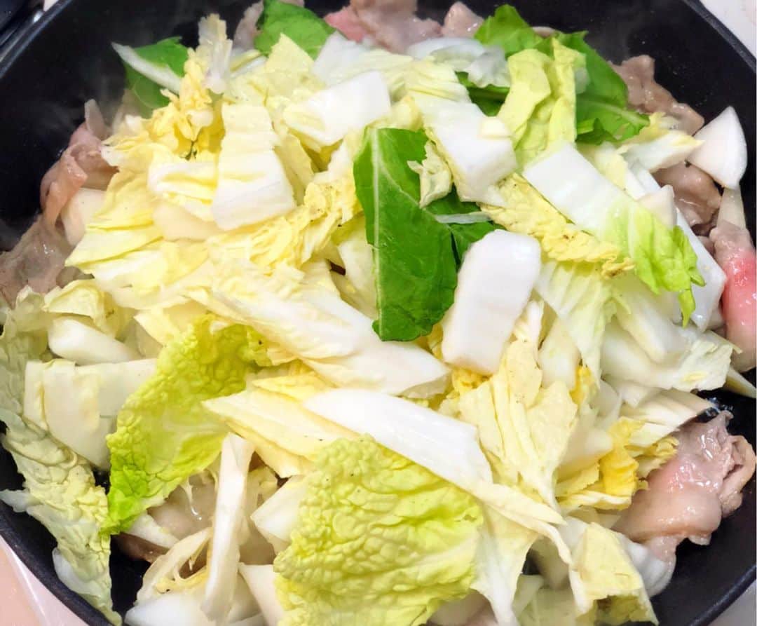 Mizuki【料理ブロガー・簡単レシピ】さんのインスタグラム写真 - (Mizuki【料理ブロガー・簡単レシピ】Instagram)「・﻿ 【レシピ】ーーーーーーー﻿ ♡超簡単失敗なし♡﻿ 豚肉と白菜のあんかけ風﻿ ーーーーーーーーーーーー﻿ ﻿ おはようございます(*^^*)﻿ 今日ご紹介させていただくのは﻿ 豚肉と白菜のあんかけ風♡﻿ これ、おかずとしてはもちろん﻿ 丼にするのもおすすめですよ♩﻿ ﻿ 作り方は超簡単(*´艸`)﻿ 味付けも、とろみ付けも﻿ 合わせ調味料で失敗なし！！﻿ 水溶き片栗粉も不要です♡﻿ ﻿ フライパンひとつでできるので﻿ よかったらお試し下さいね(*^^*)﻿ ﻿ ﻿ ーーーーーーーーーーーーーーーーーー﻿ 【2人分】﻿ 豚ばら薄切り肉...150g﻿ 白菜...1/6個(250g)﻿ にんにく...1かけ﻿ ごま油...小2﻿ ●水...200ml﻿ ●酒・オイスターソース・片栗粉...各大1﻿ ●醤油・みりん...各小2﻿ ●塩こしょう...少々﻿ ﻿ 1.豚肉は5cm長さに切る。白菜の芯は1cm幅に切り、菜は5cm大に切る。にんにくは薄切りにする。●は合わせておく。﻿ 2.フライパンにごま油を入れて中火で熱し、豚肉とにんにくを炒める。豚肉の色が変わったら白菜を加えてフタをし、弱めの中火で4分蒸し焼きにする。﻿ 3.フタを外して炒め合わせ、白菜がしんなりしたら、●をもう一度混ぜてから加え、混ぜながらとろみがつくまで加熱する。﻿ ーーーーーーーーーーーーーーーーーー﻿ ﻿ ﻿ 《ポイント》﻿ ♦︎豚こまで作ってもOK♩﻿ ♦︎合わせ調味料に片栗粉が入っているので、よく混ぜてから加えて下さい♩加えてからは手早く混ぜ、しっかりとろみがつくまで加熱して下さい♩﻿ ♦︎ごはんにのせて丼にしても美味しいです♩﻿ ﻿ ﻿ ﻿ ＿＿＿＿＿＿＿＿＿＿＿＿＿＿＿＿＿﻿ ＿＿＿＿＿＿＿＿＿＿＿＿＿＿＿＿＿﻿ 🎀新刊発売中🎀﻿ 【#ホットケーキミックスのお菓子 】﻿ ﻿ 今回は一冊まるっとホケミスイーツ♩﻿ 普段のおやつから﻿ 特別な日にも使えるレシピを﻿ この一冊に詰め込みました(*^^*)﻿ ホットケーキミックスを使えば﻿ 簡単に本格的なお菓子が作れますよ♡﻿ バレンタインにもご活用下さいませ♩﻿ ﻿ 🔹ハイライトにリンクあります♩🔹﻿ ＿＿＿＿＿＿＿＿＿＿＿＿＿＿＿＿＿﻿ ＿＿＿＿＿＿＿＿＿＿＿＿＿＿＿＿＿﻿ ﻿ ﻿ ﻿ 【お知らせ】﻿ ストーリーズでは一日数回﻿ 別レシピをご紹介しております(*^^*)﻿ ＊コメントは最新の投稿に下さいますよう﻿ お願い致しますm(_ _)m﻿ ﻿ ﻿ ﻿ #ブログ更新しました﻿ ブログはプロフ画面のリンクよりご覧下さい↓﻿ @mizuki_31cafe﻿ 【Mizuki公式ラインブログ】﻿ https://lineblog.me/mizuki_official/﻿ ﻿ ﻿ ﻿ ﻿ #白菜#あんかけ#豚肉#フライパン#おかず#丼﻿ #Mizuki#簡単レシピ#時短レシピ#節約レシピ#料理#レシピ#フーディーテーブル#おうちごはん#おうちカフェ#デリスタグラマー#料理好きな人と繋がりたい#料理ブロガー#おうちごはんlover#器#マカロニメイト#ブログ﻿ #foodpic#follow#cooking#recipe#lin_stagrammer#豚肉と白菜のあんかけ風m」1月24日 7時10分 - mizuki_31cafe