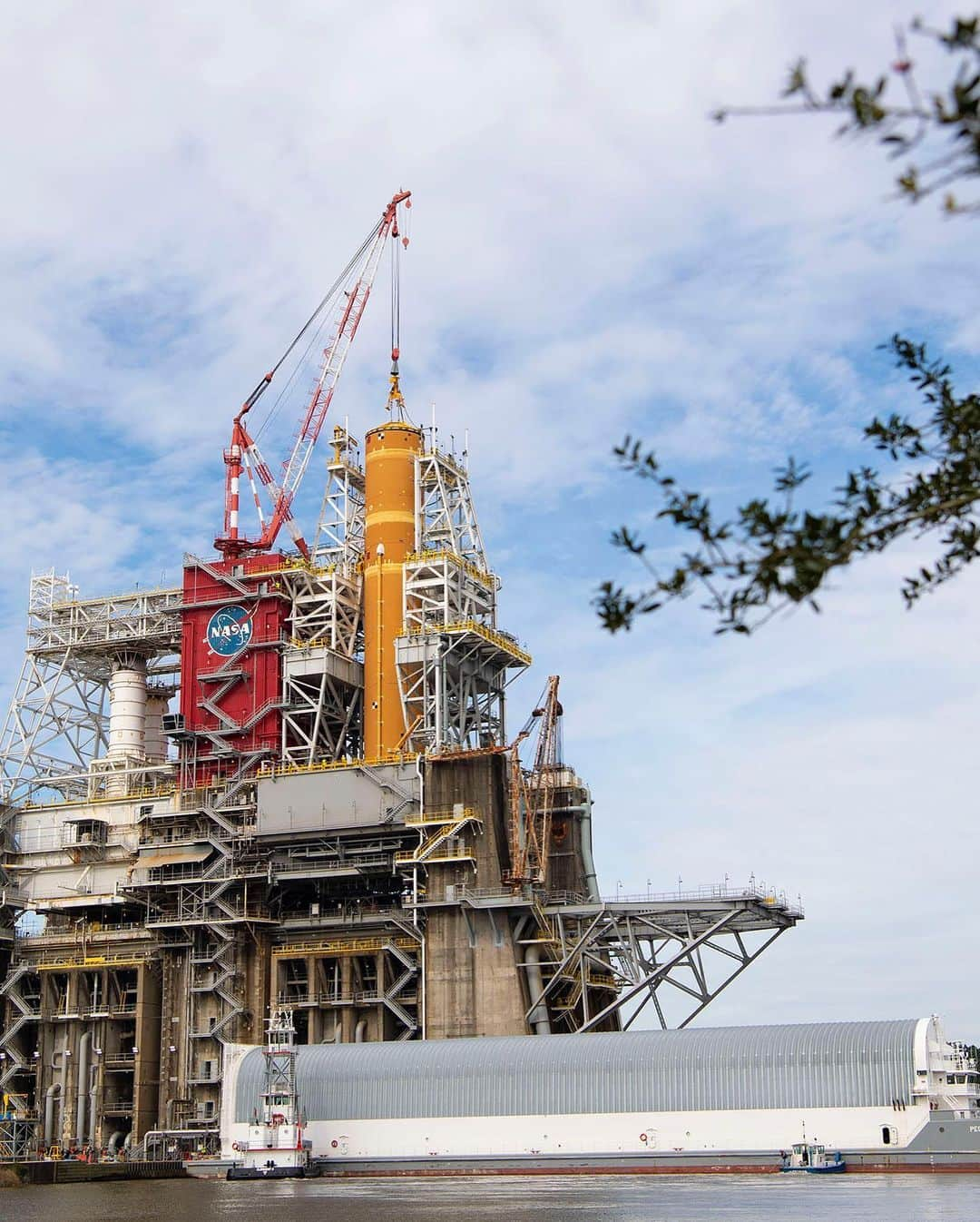 NASAさんのインスタグラム写真 - (NASAInstagram)「Get. Excited. People. ⁣⁣ ⁣⁣ ⁣ America (and the world’s) most powerful rocket is gearing up to check off a major milestone with its Green Run test series. Locked and loaded into its test stand at @NASAStennis, our Space Launch System is being prepped for the first top-to-bottom integrated testing of the stage’s systems prior to its #Artemis Moon mission flights.⁣⁣ ⁣⁣ ⁣ Green Run testing will take place over several months and culminates with an eight-minute, full-duration hot fire of the stage’s four RS-25 engines to generate 2 million pounds of thrust, as during an actual launch. ⁣⁣ ⁣⁣ Image Credit: NASA ⁣ #NASA #Space #GetExcited #Rockets」1月24日 7時16分 - nasa