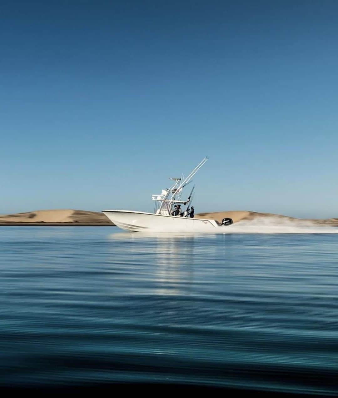 Costa Sunglassesのインスタグラム：「Breaking the glass in Baja. 📷: @carterandrewsfishing #SeeWhatsOutThere #BornOnTheWater」