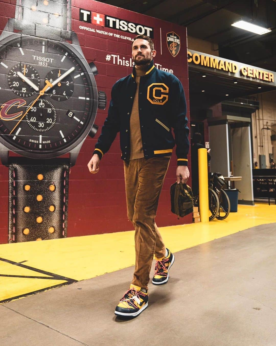 ケビン・ラブさんのインスタグラム写真 - (ケビン・ラブInstagram)「Collegiate. 🐻」1月24日 7時35分 - kevinlove