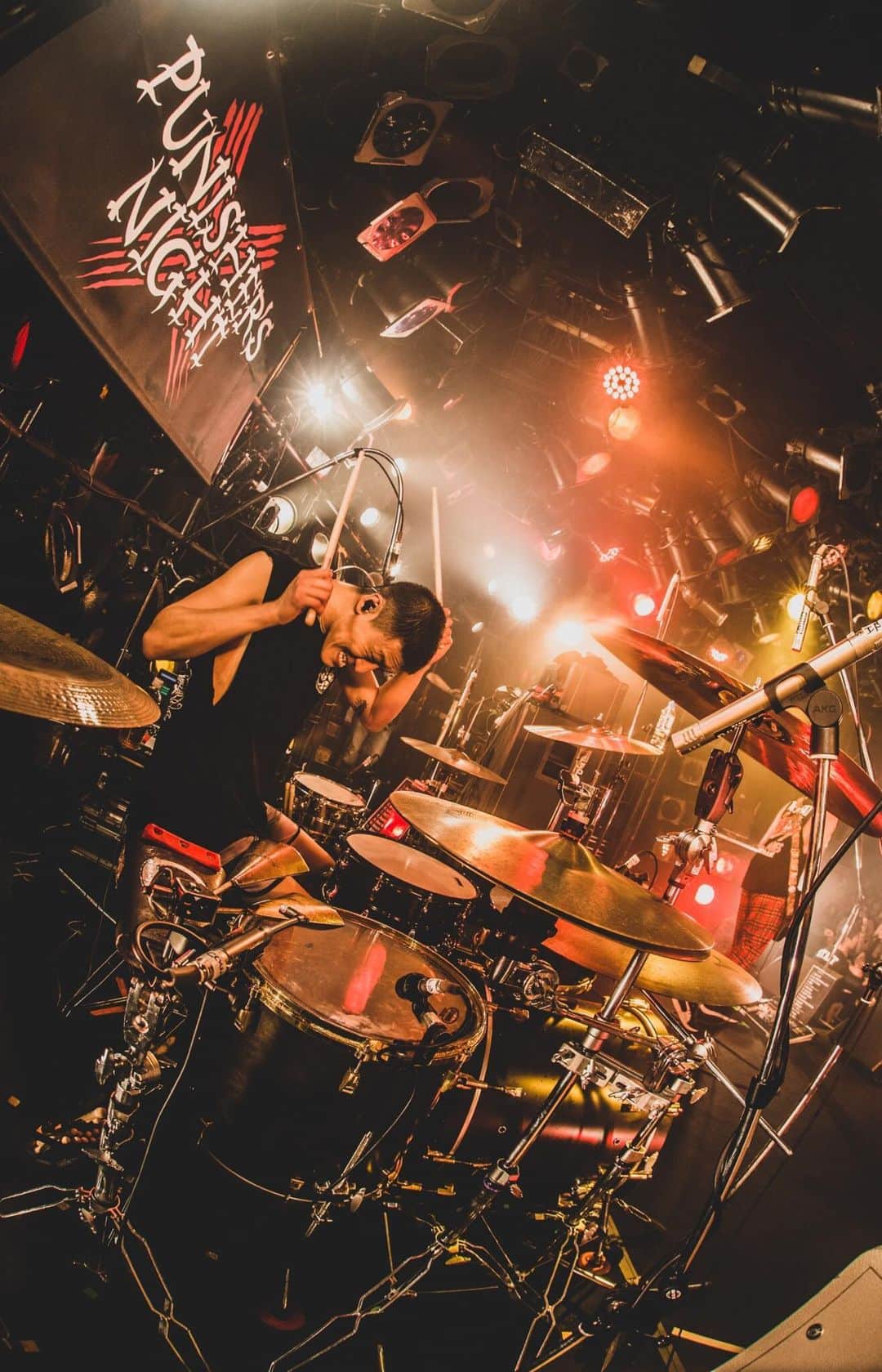 Bunta のインスタグラム：「Because We're Three Piece Punk Band🤟🏼🤟🏼🤟🏼 Please focus on three grooves with my beats.🥁If you can feel both grooves, you can be more laid back🕺💃 74bpm 〜 222bpm. Change beats in one groove. Three to Four grooves🥁 Keep on training for next steps🤟🏼 #drumforhappy #drums #パニシャ #totalfat #drumming」