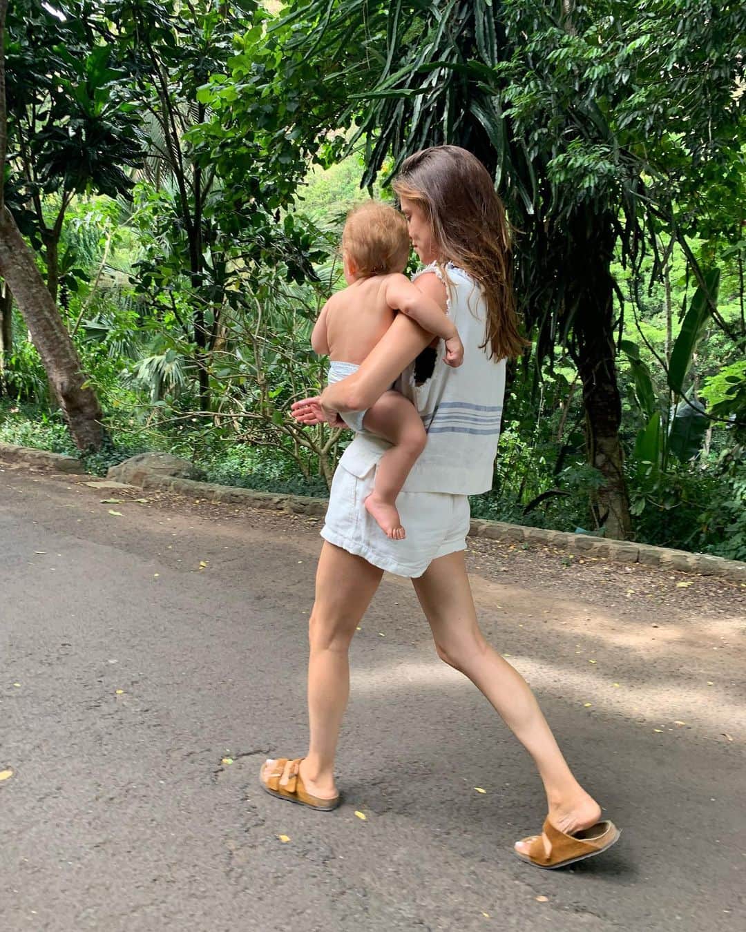 マチルダ・ルッツのインスタグラム：「Two little monkeys ... #junglelife #tb #hawaii #meandmybirks」