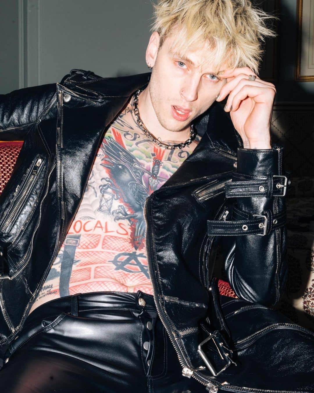 Young Gunnerさんのインスタグラム写真 - (Young GunnerInstagram)「i wear at least one ring everyday so i can walk around in daylight. XX 🧛🏻‍♂️」1月24日 7時38分 - machinegunkelly