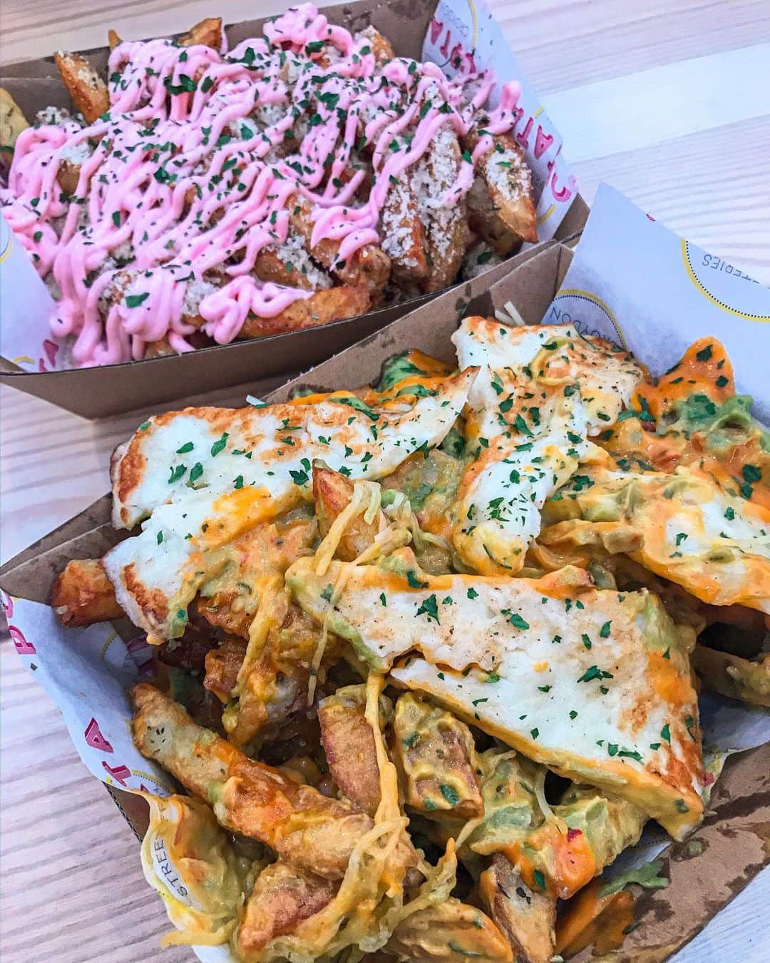 Eat With Steph & Coのインスタグラム：「Sexiest dirty fries I’ve ever had. @poptatalnd bringing the game changer where your fries are not just loaded with cheese, but cheese AND guac AND halloumi. You read that correct. Loaded with everything!!!! If that’s not your thing, then check out the fries with pink garlic sauce, aka awesome sauce in my books 😉 #dirtyfries #cheesy #fries #foodmarket #marketfood #halloumi #guacamole #loaded #sogood #boxpark #shoreditch #cheatmeal #recommended」