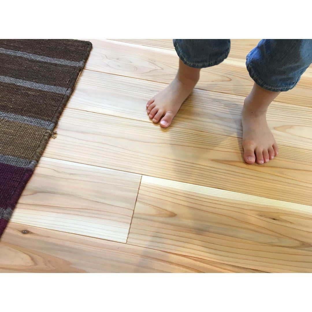 有限会社ひまわり工房 東沙織（広報設計士_あず）さんのインスタグラム写真 - (有限会社ひまわり工房 東沙織（広報設計士_あず）Instagram)「【実家の両親は、どれほどの頻度でやってくる？  そしてやって来る直前に、気に留めることとは？】👇1分くらいでよめるよん👇﻿ ﻿ 今夜のInstagram LIVEでは、そんなお悩みについて、私なりの考え方をおまとめします(*´`*)﻿ ﻿ ﻿ ﻿ ▶︎▶︎Instagramストーリーで募集中﻿ ぜひ、リアルレポートをコメント欄に書いてくださいませー！﻿ ﻿ ﻿ ▶︎▶︎いただいたコメントは、  LIVEにて取り上げるかも💛﻿ ﻿ ﻿ ﻿ 🗣おしらせ﻿ 1/24金曜22:00- Instagram LIVE﻿ テーマ①『両親がやってくるおはなし』﻿ テーマ②『おしごとのおなやみ。Instagramめんどくさい』←いただいたふつおた﻿ ﻿ ﻿ ﻿ ▶︎▶︎ほかのアイデアも見てね﻿ @himawari_kobo﻿ ﻿ 最後まで読んでくださったら﻿ 💓ボタンを..﻿ ﻿ ﻿ ━︎━︎━︎━︎━︎━︎━︎━︎﻿ リラックスできる家研究所﻿ #有限会社ひまわり工房﻿ ﻿ 兵庫県相生市緑ヶ丘4-6-7﻿ 0791-22-4771﻿ ━︎━︎━︎━︎━︎━︎━︎━︎﻿ ﻿ #ひまわり工房 #新築 #リノベーション #注文住宅 #新築一戸建て #住宅 #設計 #自由設計 #施工事例 #外観 #家づくり #住まい #間取り #設計図  #マイホーム #マイホーム計画 #マイホーム計画中 ﻿ #マイホーム記録 #土地探し ﻿ #myhome #Instahouse #姫路 #たつの #たつの市 #赤穂 #相生 #相生市 #工務店 #ひまわり工房の家」1月24日 7時54分 - himawari_kobo