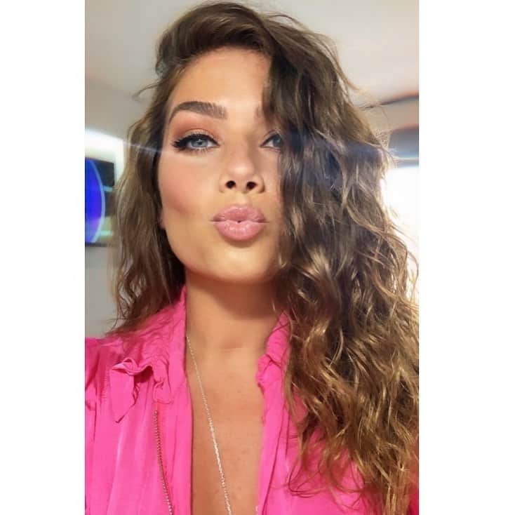 ニッキー・サンダーソンのインスタグラム：「Yes No Can’t Decide  #naturalhair #scrunchedhair #kisses #greeneyes #curlyhair #yes #no #undecided #sunkissed」