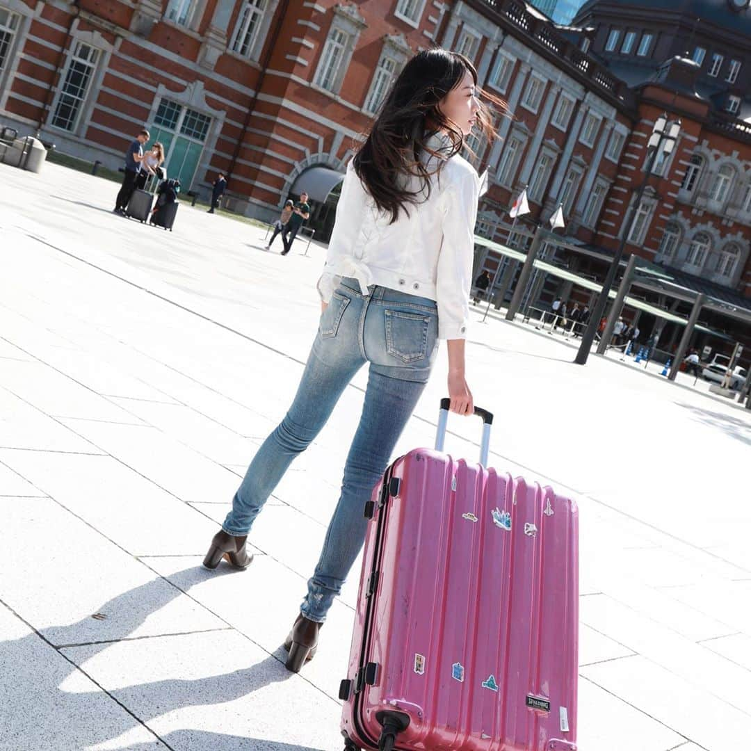 千倉里菜さんのインスタグラム写真 - (千倉里菜Instagram)「おはよう！東京駅の朝✨ 今日は明日からのお仕事の為に色々準備の日です😤 . . . Amazonのkindleにて発売中 【千倉里菜写真集】遠距離恋愛 vol.1 〜神戸編〜 上下巻📚 見てくれた方ありがとうございます☺️ よかったらAmazonのレビューも書いてね！ プロフィールに上巻URL載せておきます✍️ . . . _ #写真集 #写真集発売 #発売 #発売中 #発売日 #千倉里菜写真集  #遠距離恋愛 #神戸 #東京 #発売記念イベント #グラビア #下着 #水着 #バラ #薔薇  #gravure #photo #collection #photocollection #rose #travel #suitcase #lingerie #sexy #japanesemodel #japanesegirl #ポートレート #ポートレート撮影 #portraitphotography #portrait_vision」1月24日 8時00分 - rina_amatsuma