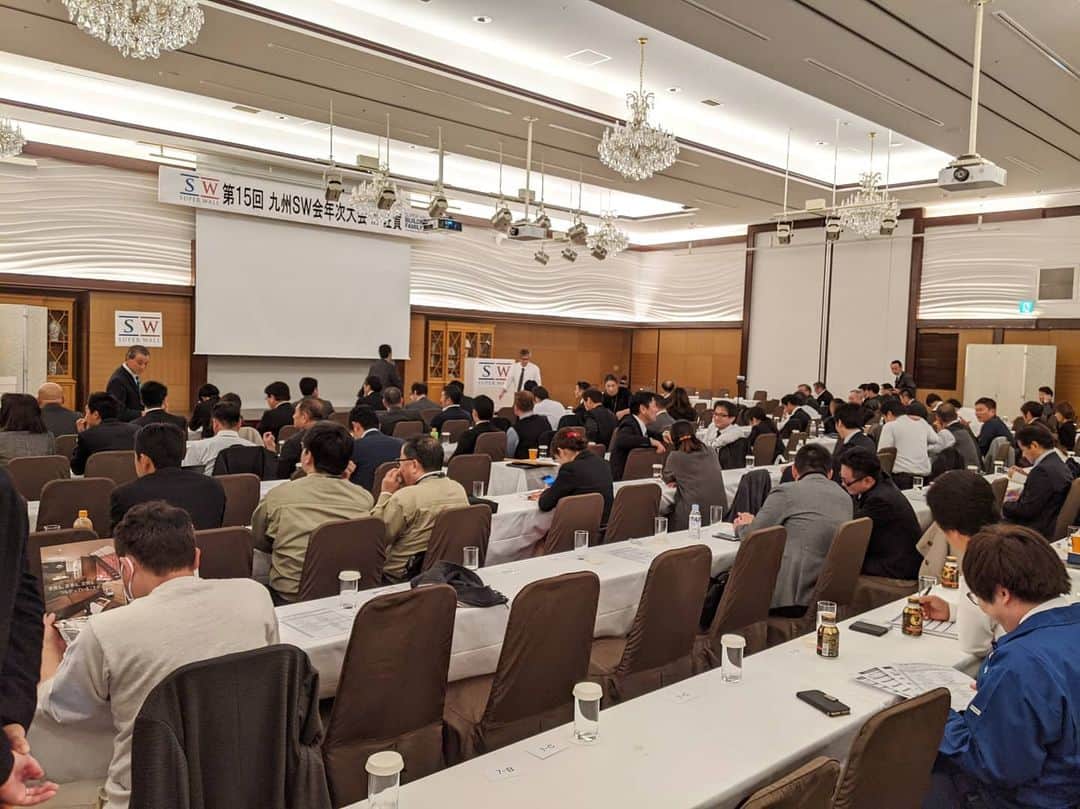 有限会社 稲葉製材住宅のインスタグラム：「どもです🤥 昨日は佐賀にて総会があり参加してきました🏃‍♂️ スーパーウォール工法を採用している 九州の工務店が年に一度の集まり、 総会を行います⭐ 夏には全国総会も開催されます👍 ライバルではなく、仲間として意見交換が出来るグループです🎊 350人？くらい集まったそうですが 9割以上は男性だったかな🤔 今後は女性も増えていくと より一層盛り上がるだろうなーと🙄 刺激を受けて今日からまた全力疾走です🤸‍♂️ #総会 #日々勉強 #スーパーウォール会 #仲間 #工務店 #新築 #家づくり #マイホーム #住宅 #住まい #暮らし #生活 #日々 #家 #暮らしやすい家 #快適な家 #丁寧な家づくり #使いやすい家 #リフォーム #リノベーション #熊本 #玉名 #山鹿 #稲葉製材住宅 #イナバ #イナバの家」