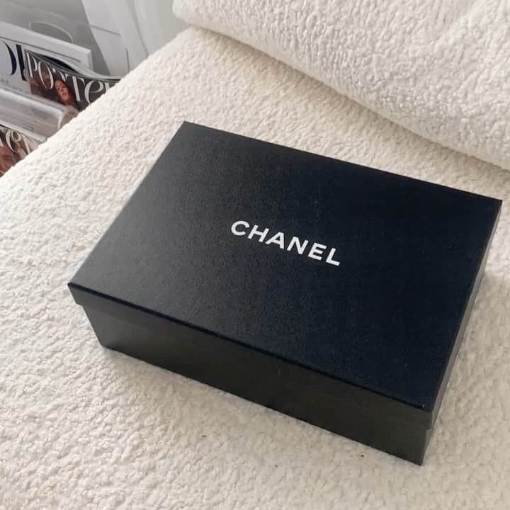 Kelsey Simoneのインスタグラム：「@chanelofficial Shoe Unboxing.. got these for Copenhagen Fashion Week!」
