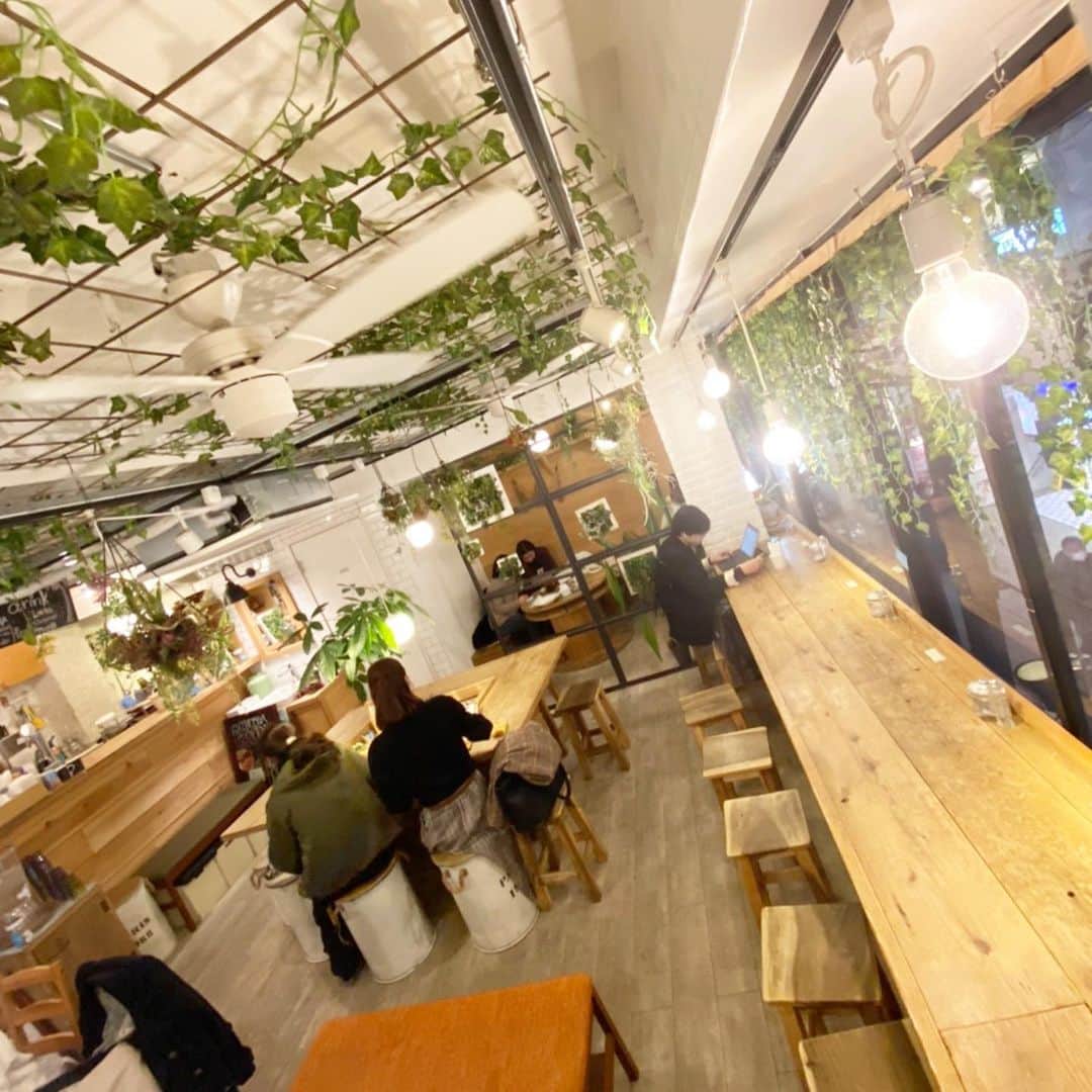恵美さんのインスタグラム写真 - (恵美Instagram)「shibuya coffe @shibuyacoffee  に行ってきました❗️ . 店内は都内なのに自然に包まれるような感覚のある、落ち着いたお店☺️🌿🌳✨ . 今回いただいたのは#ロコモコプレート と#オムライスプレート 🤩 #スイーツ も #ワッフル や #クレミア など魅力的なものばかりでした❣️🍰🍦 . WiFiも使える環境なので、一休みする場所としてもおすすめです❤️😉 . #shibuyacoffee #渋谷カフェ #渋谷 #shibuya #おすすめ #渋谷おすすめ #渋谷おすすめカフェ #渋谷カフェ巡り #渋谷誕生日 #渋谷記念日 #渋谷ランチ #渋谷コーヒー #渋谷スイーツ #wifi #wificafe #shibuyawifi #渋谷wifi #pr #コラボベース #model #モデル #japanesemodel #恵美」1月24日 8時24分 - emi_florence819