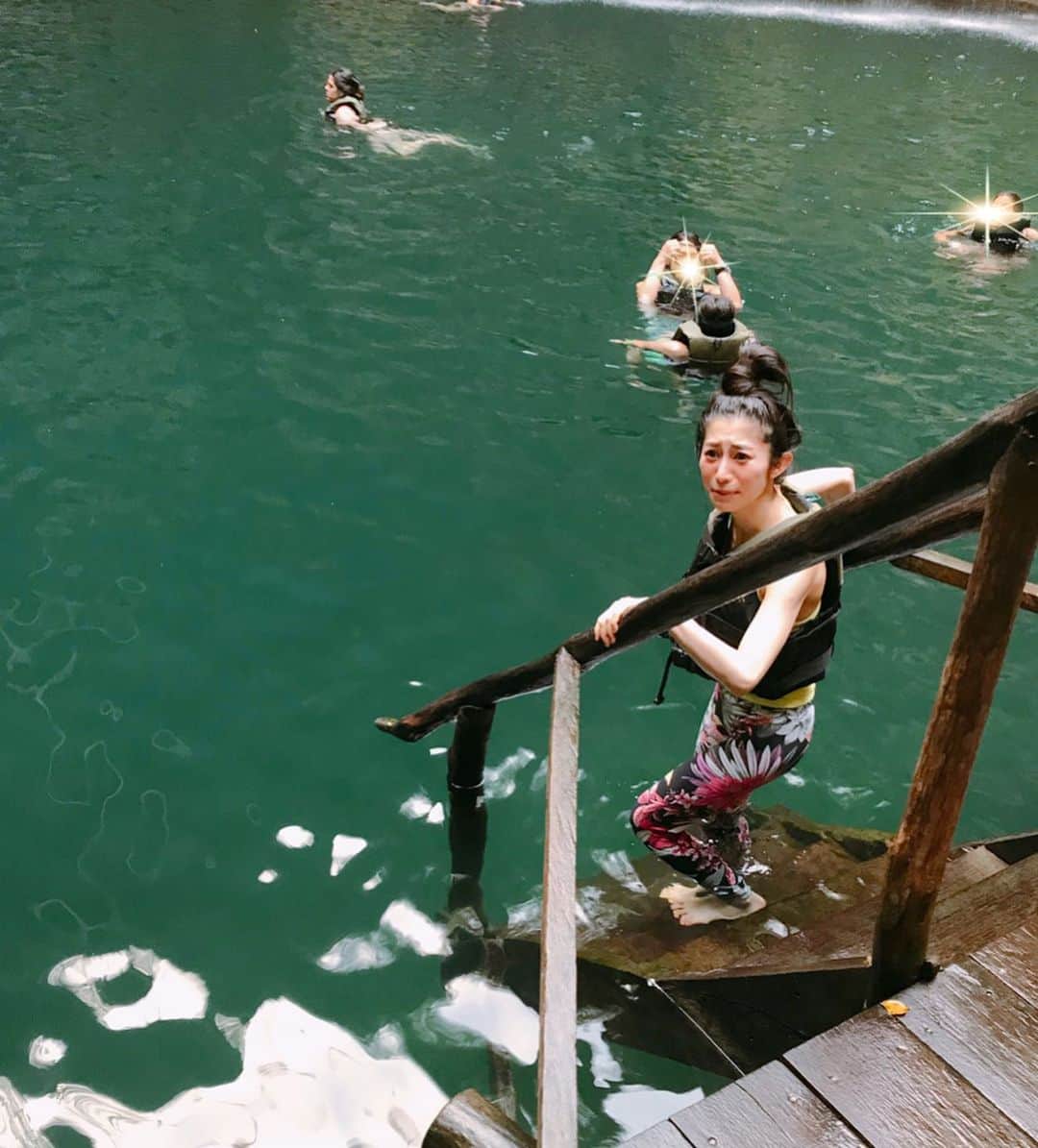名越涼子さんのインスタグラム写真 - (名越涼子Instagram)「不安を感じる前と後。  #ギャップ #どんだけ  セノーテ（泉）を泳ぐ。 セノーテは地下水がたまって出来た 天然の泉のこと。  メキシコ・カンクンから車でおよそ2時間半。 聖なる泉・セノーテの中でも ここは水深40メートルあるのが特徴。  なので思い切って飛び込む..... 前のここで精一杯👻  大自然の中で 太陽と風を感じながら、ぷかぷか。 一一一一一一一一一一 #mexico#メヒコ #メキシコ#🇲🇽 #旅の思い出#旅#trip #旅行#海外#swiming」1月24日 8時24分 - nagoshi_ryo