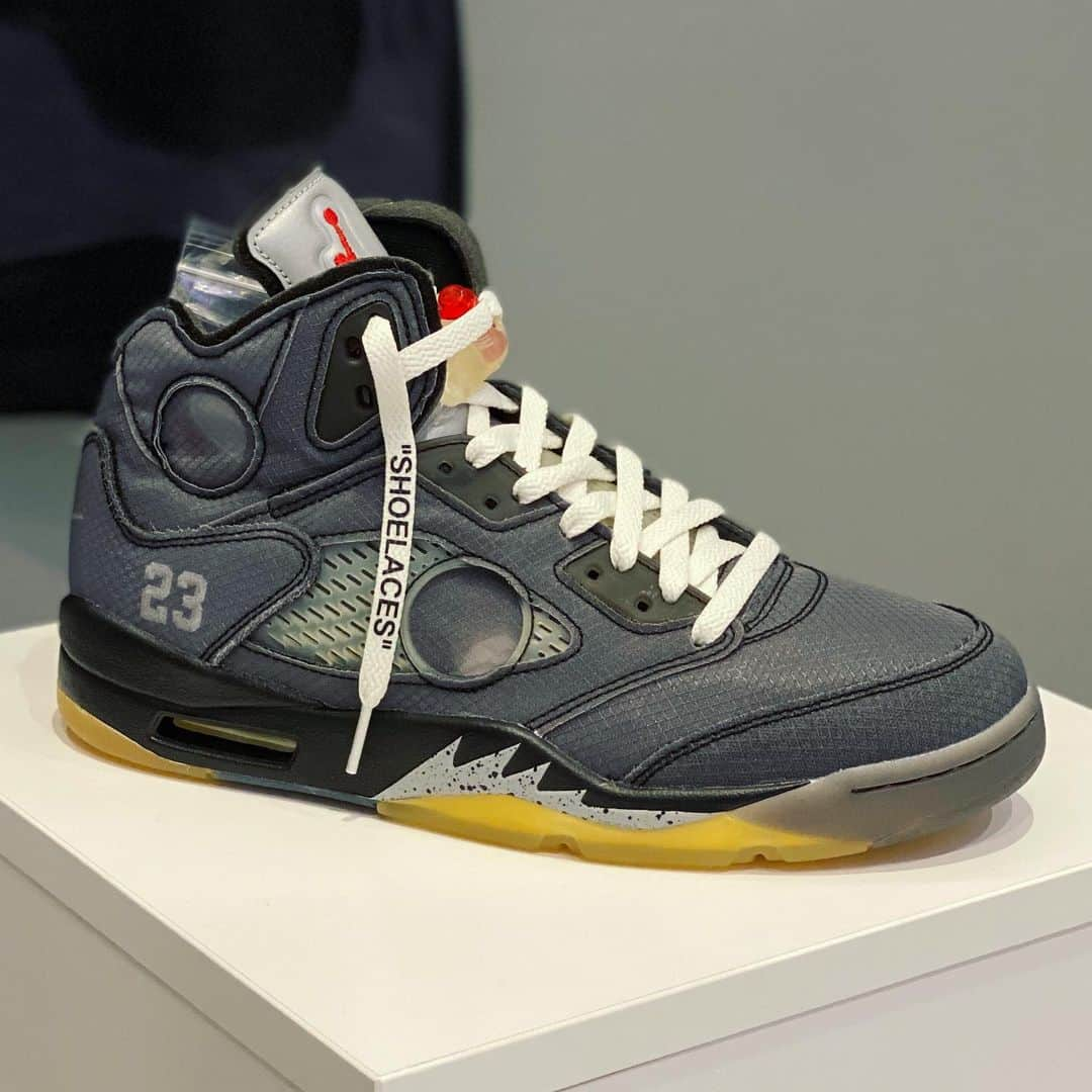 Sneaker Newsさんのインスタグラム写真 - (Sneaker NewsInstagram)「Off-White’s Air Jordan 5 collaboration is set for a release on February 15th, 2020. Hit the link in our bio for an exclusive detailed look.」1月24日 8時27分 - sneakernews