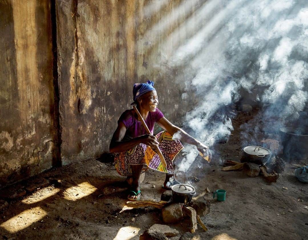 のインスタグラム：「Photo by @williamodaniels | Central African Republic, 2014. A woman cooks for a patient in the kitchen of the hospital in Bambari, one of the towns most affected by the civil war that began in 2013. The country has been vulnerable ever since gaining independence from France in 1960, and ranks as one of the least developed countries in the world. Follow me on @williamodaniels for more human stories.」